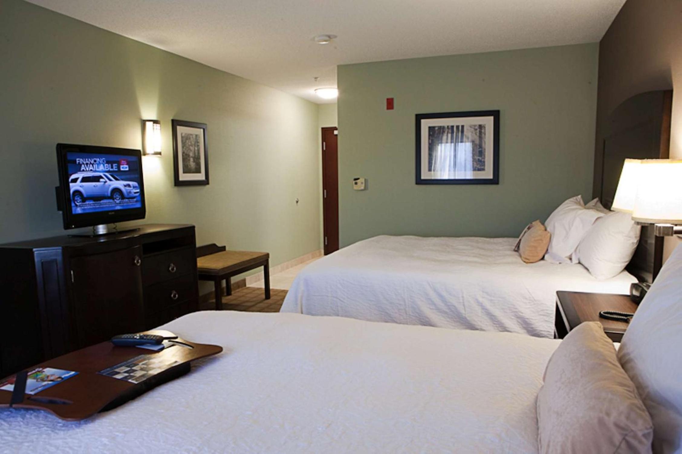 Room with Two Queen Beds - Non-Smoking - Photo 3