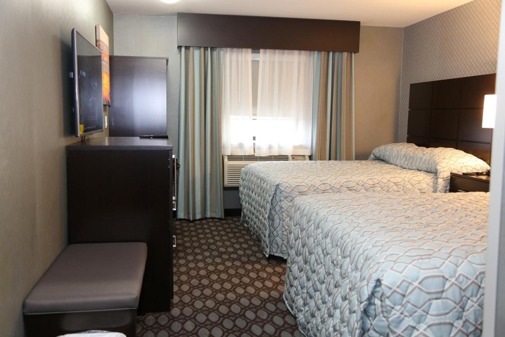 Queen Room with Two Queen Beds - Non-Smoking - Photo 13