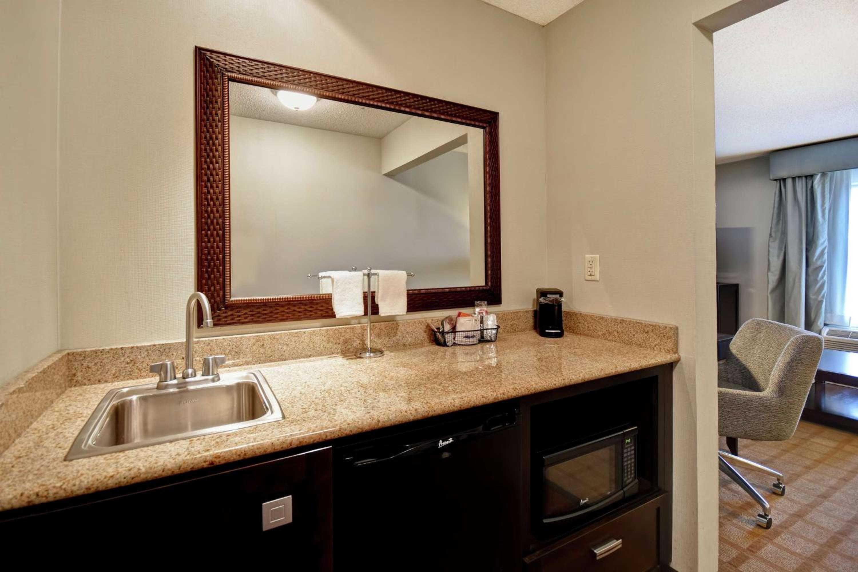 King Studio Suite With Whirlpool - Non-Smoking photo 2