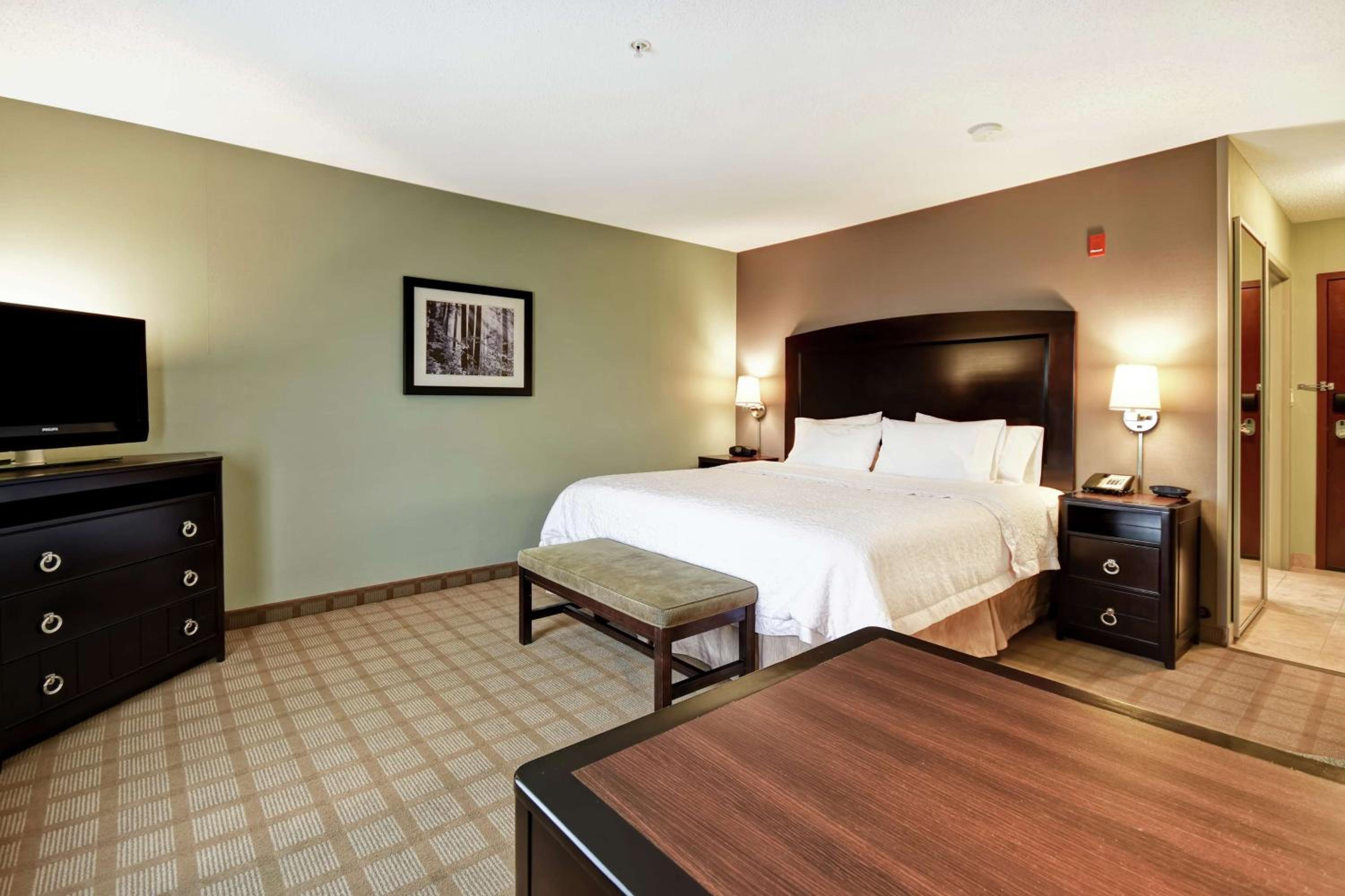 King Room with King Bed - Non-Smoking - Photo 2