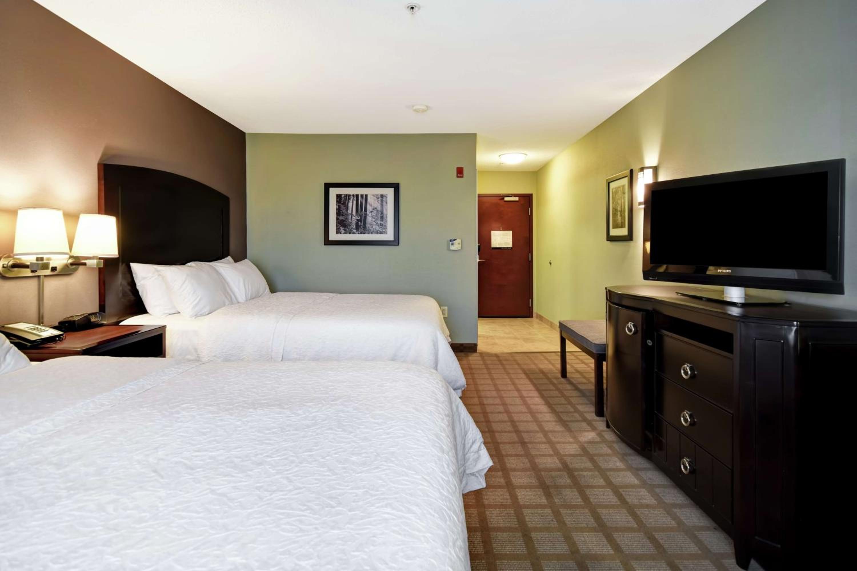 Room with Two Queen Beds - Non-Smoking - Photo 2