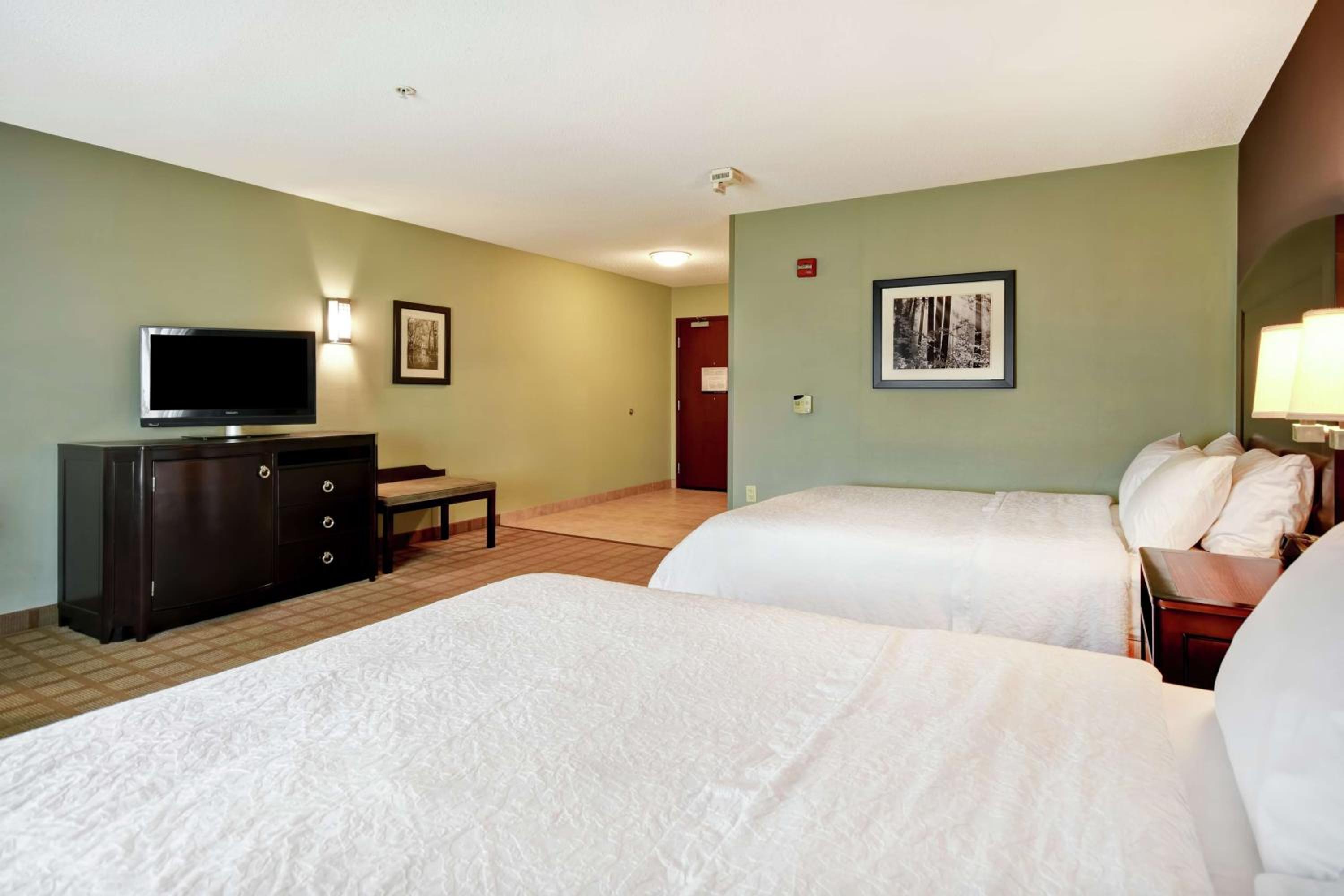 Queen Room with Two Queen Beds and Roll-In Shower - Mobility and Hearing Access/Non-Smoking - Photo 3