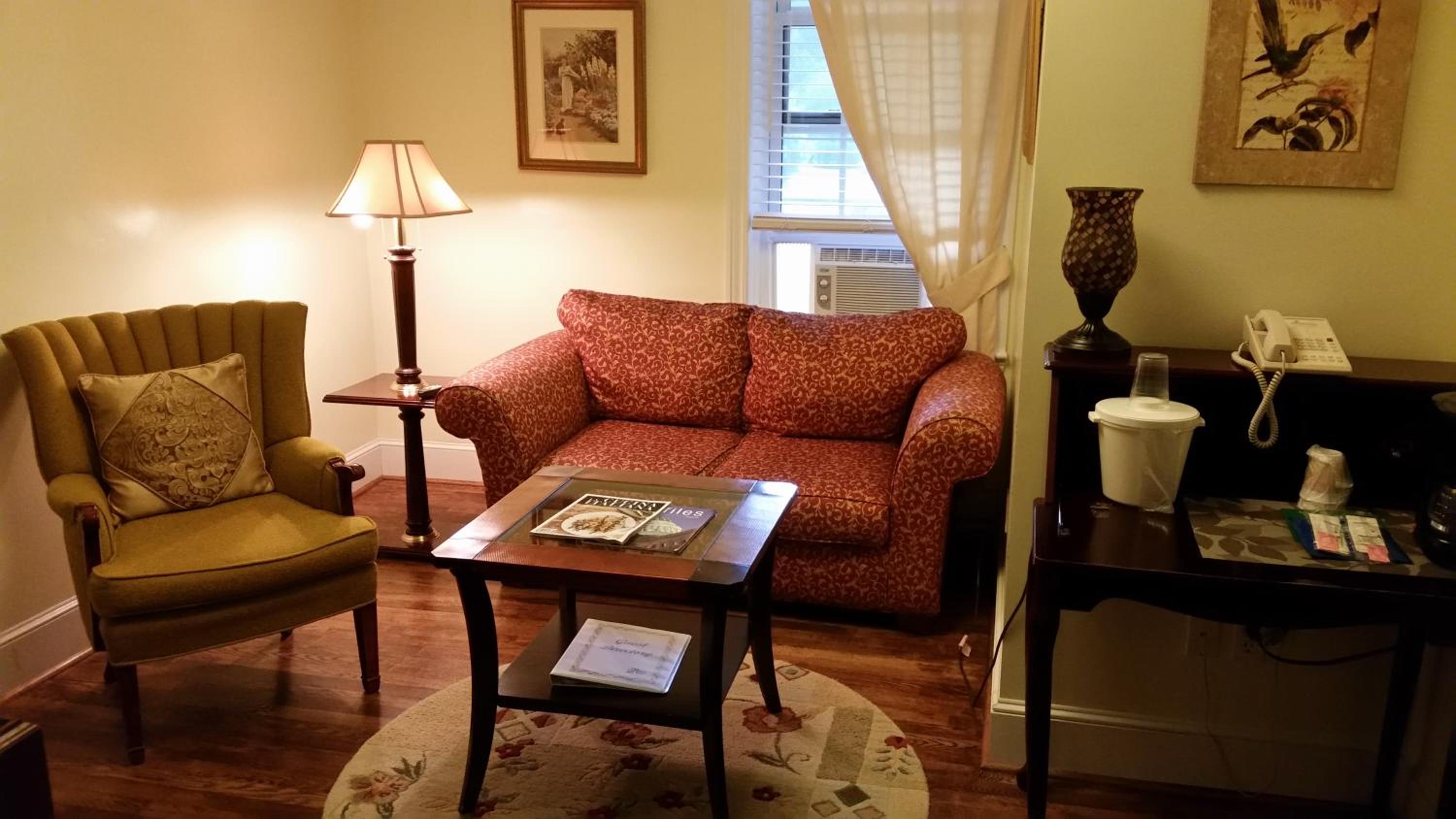 Deluxe Queen Suite photo 3