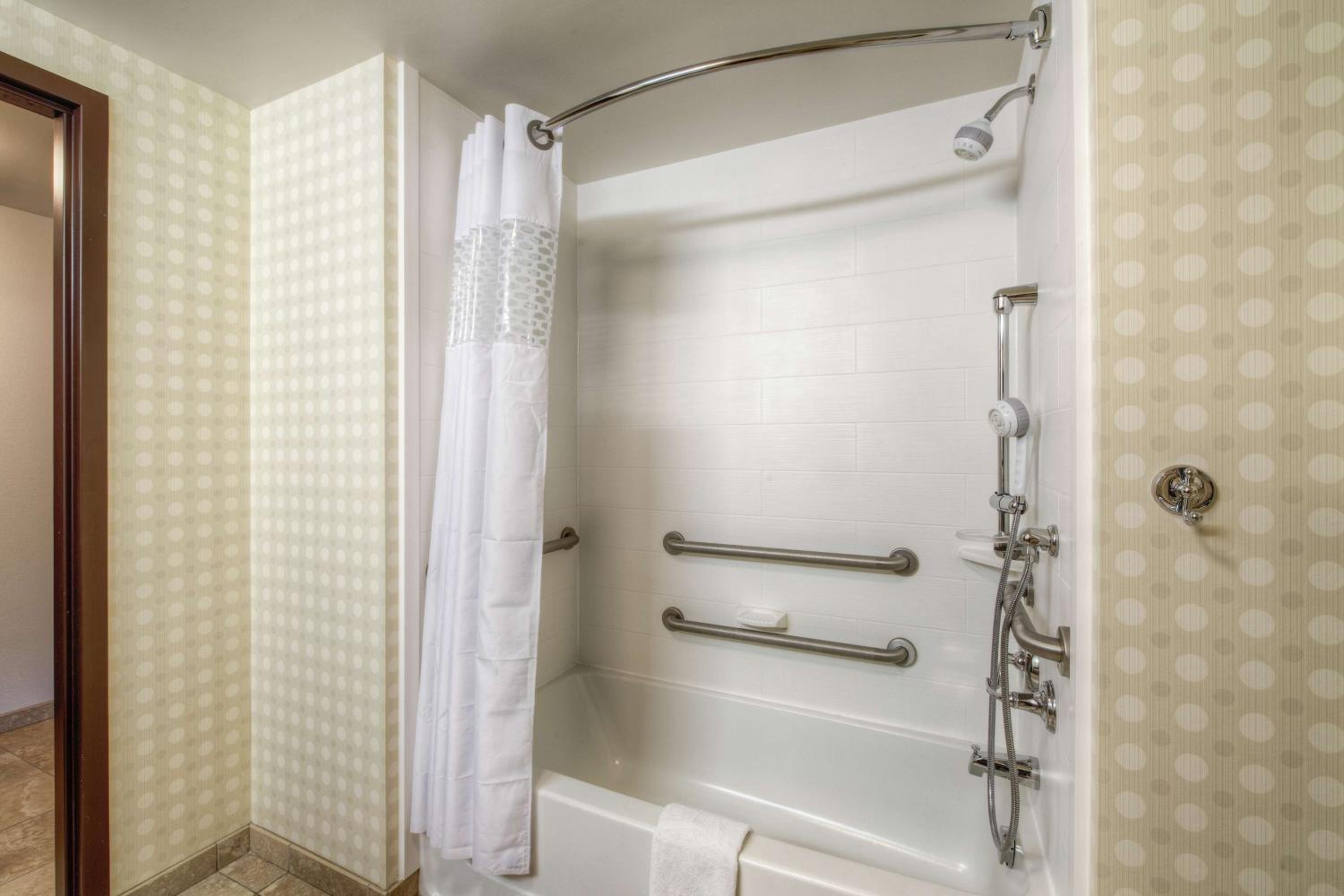 King Room with Accessible Tub - Mobility and Hearing Access/Non-Smoking - Photo 5