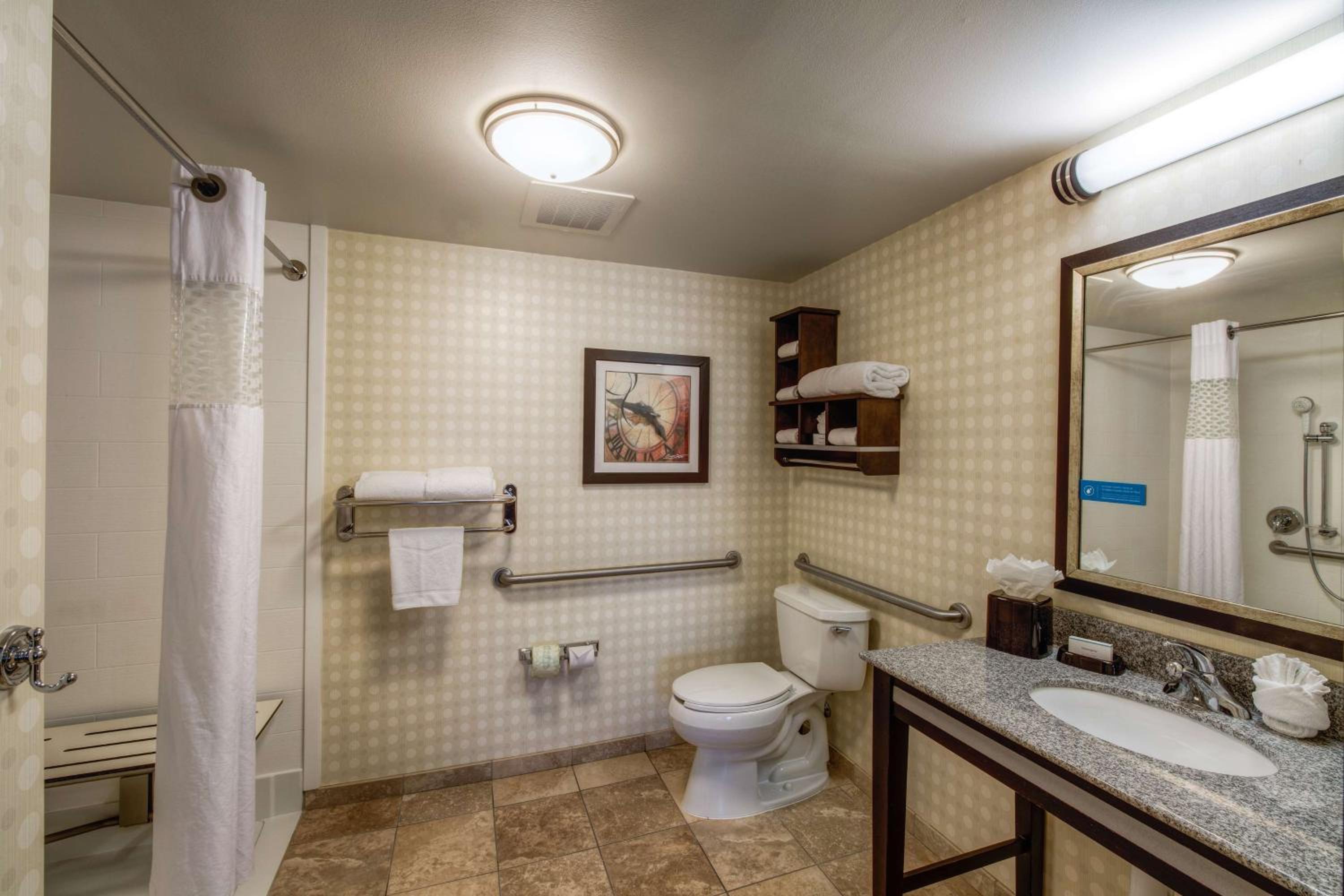 Queen Room with Two Queen Beds and Roll-In Shower - Mobility and Hearing Access/Non-Smoking photo 2