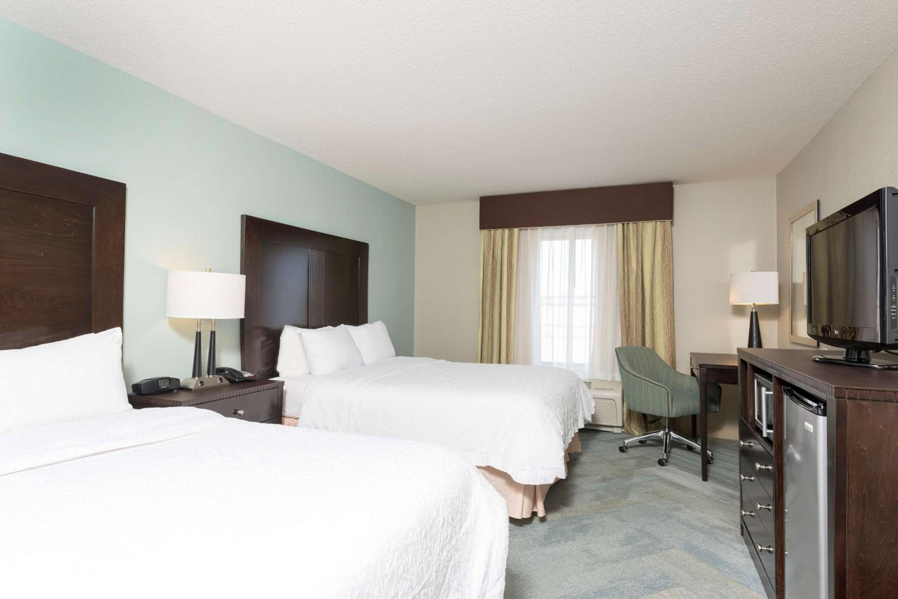 Room with Two Queen Beds - Non-Smoking - Photo 3