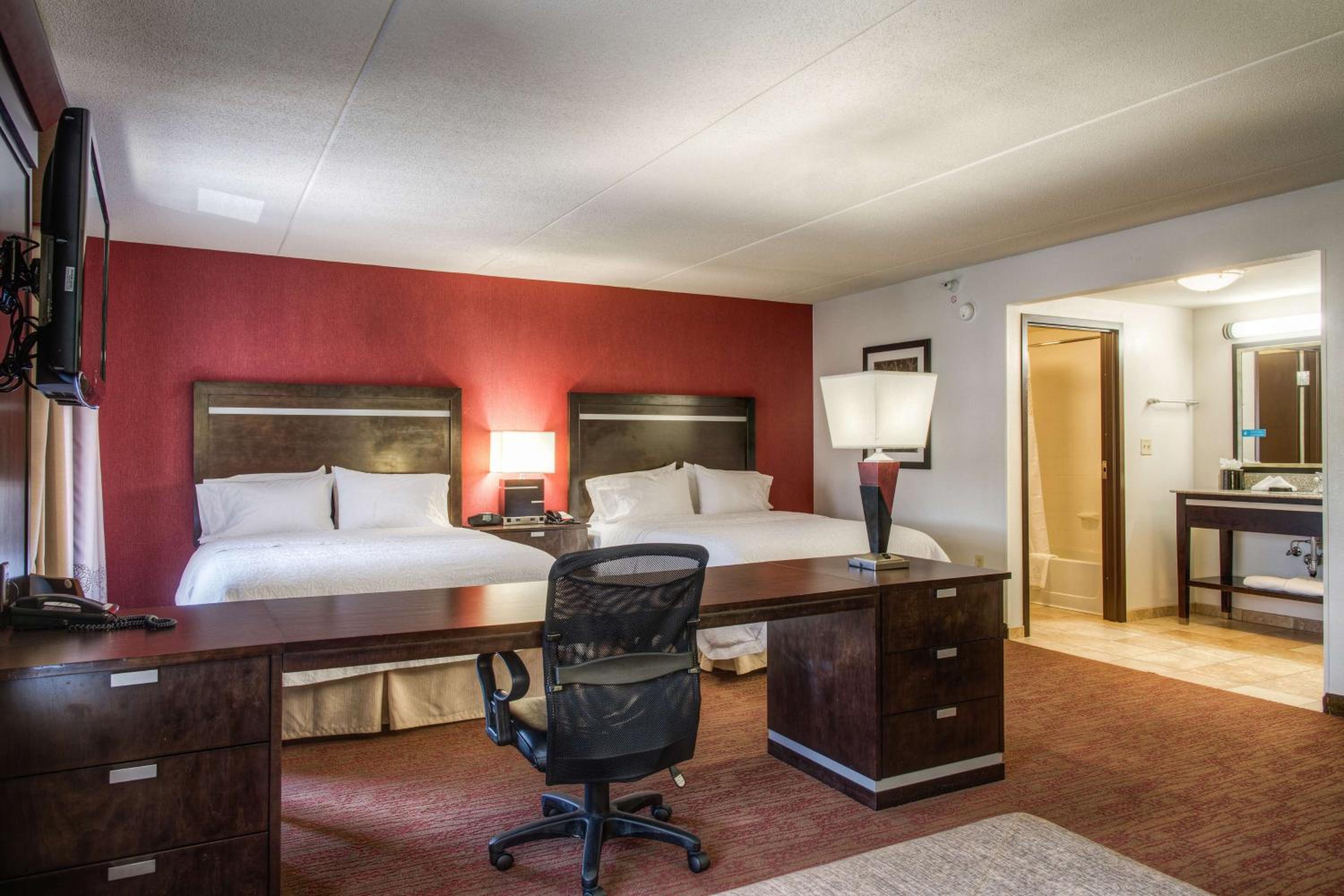 Queen Studio Suite with Two Queen Beds and Sofa Bed - Non-Smoking - Photo 3