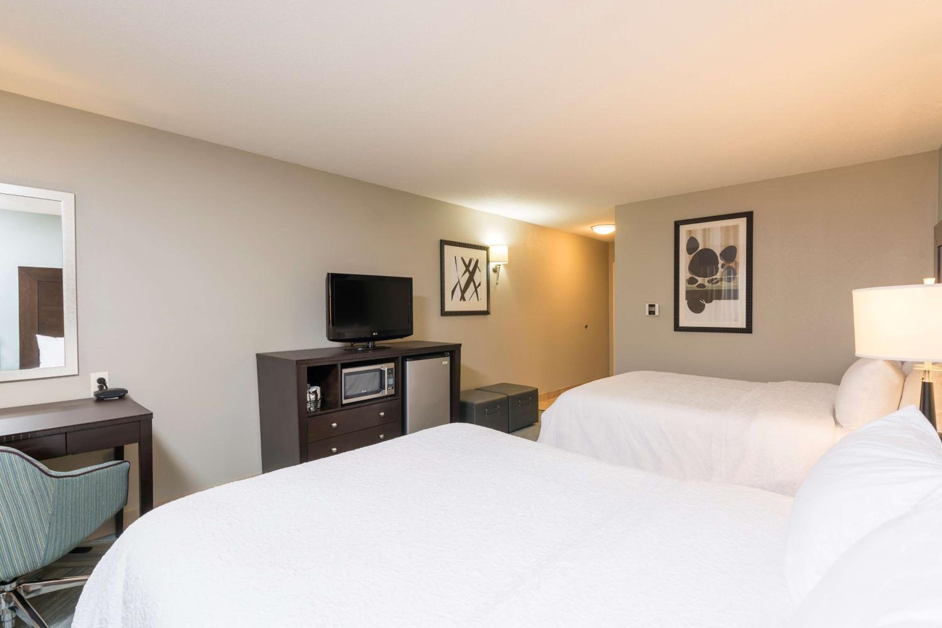 Room with Two Queen Beds - Non-Smoking - Photo 4
