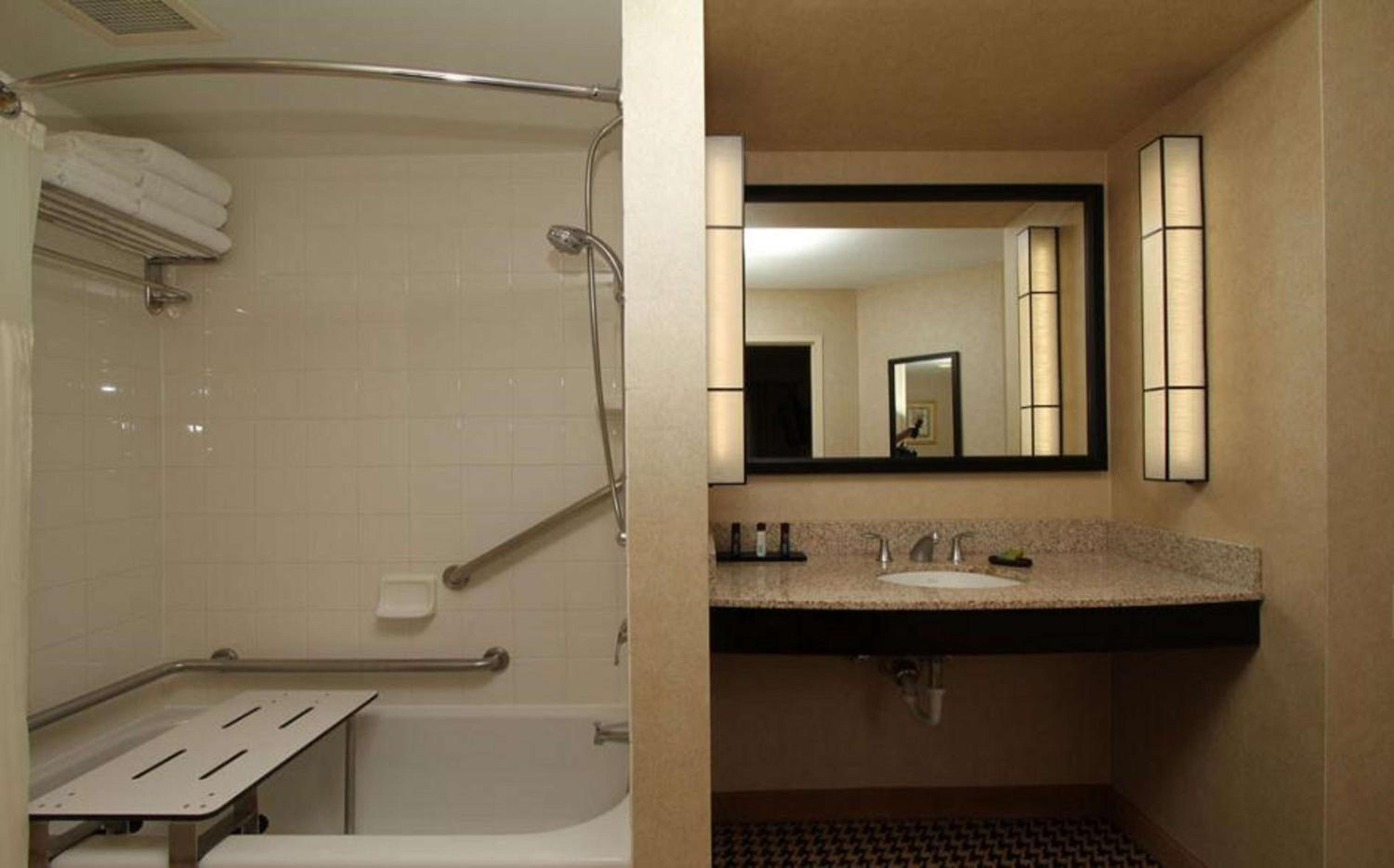 King Room with Accessible Tub - Mobility and Hearing Access/Non-Smoking - Photo 4