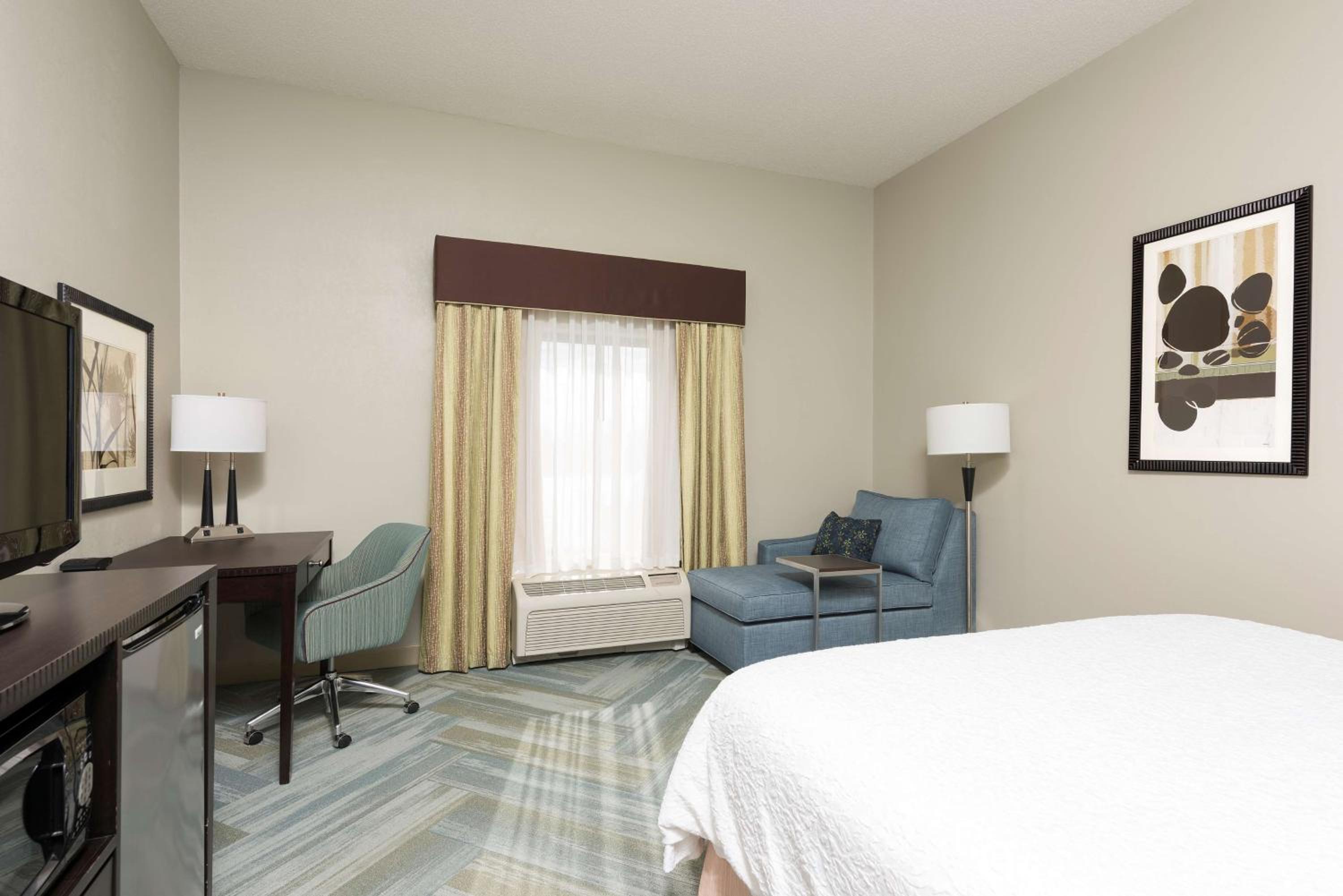 King Room with King Bed - Non-Smoking - Photo 2