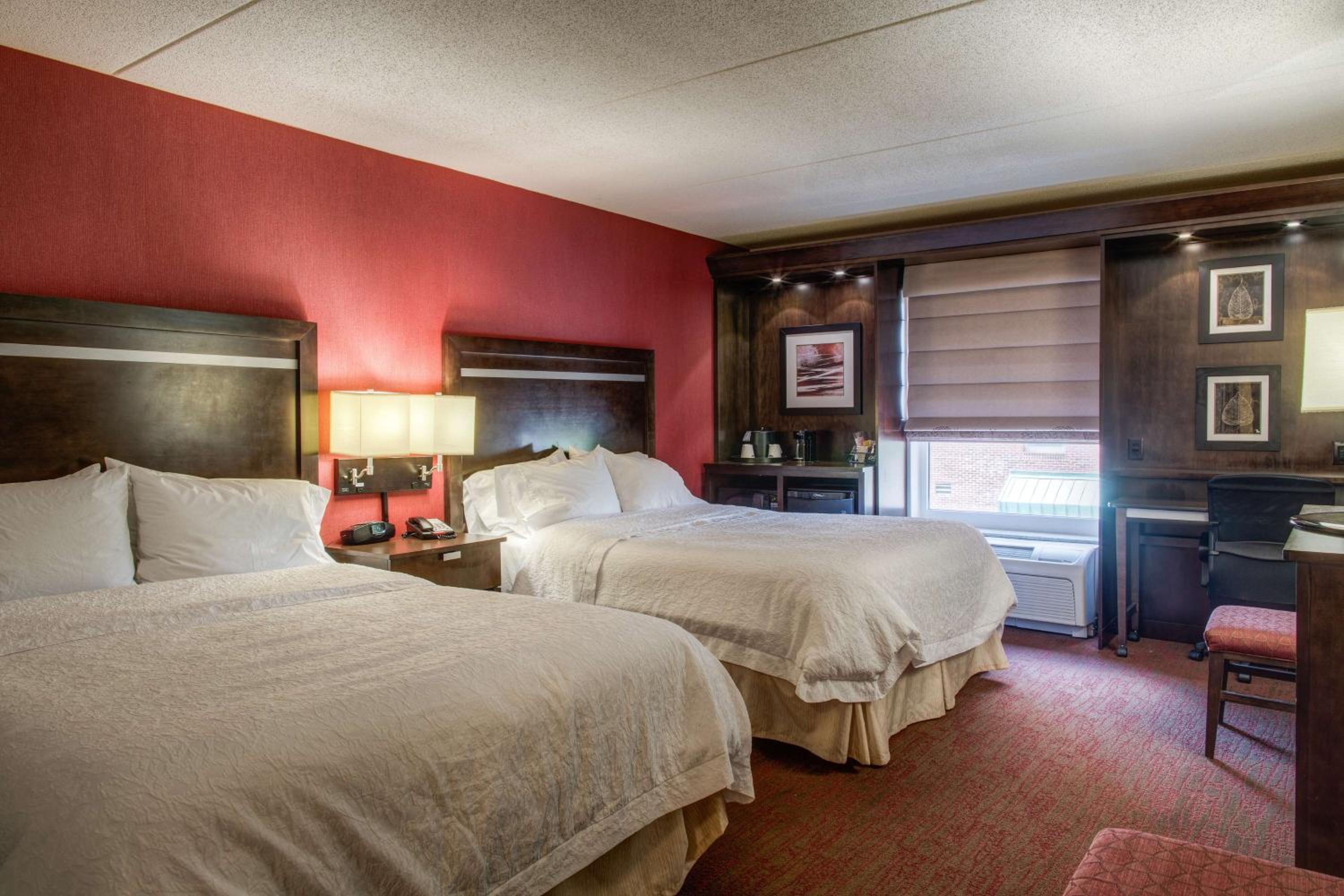 Room with Two Queen Beds - Non-Smoking - Photo 2