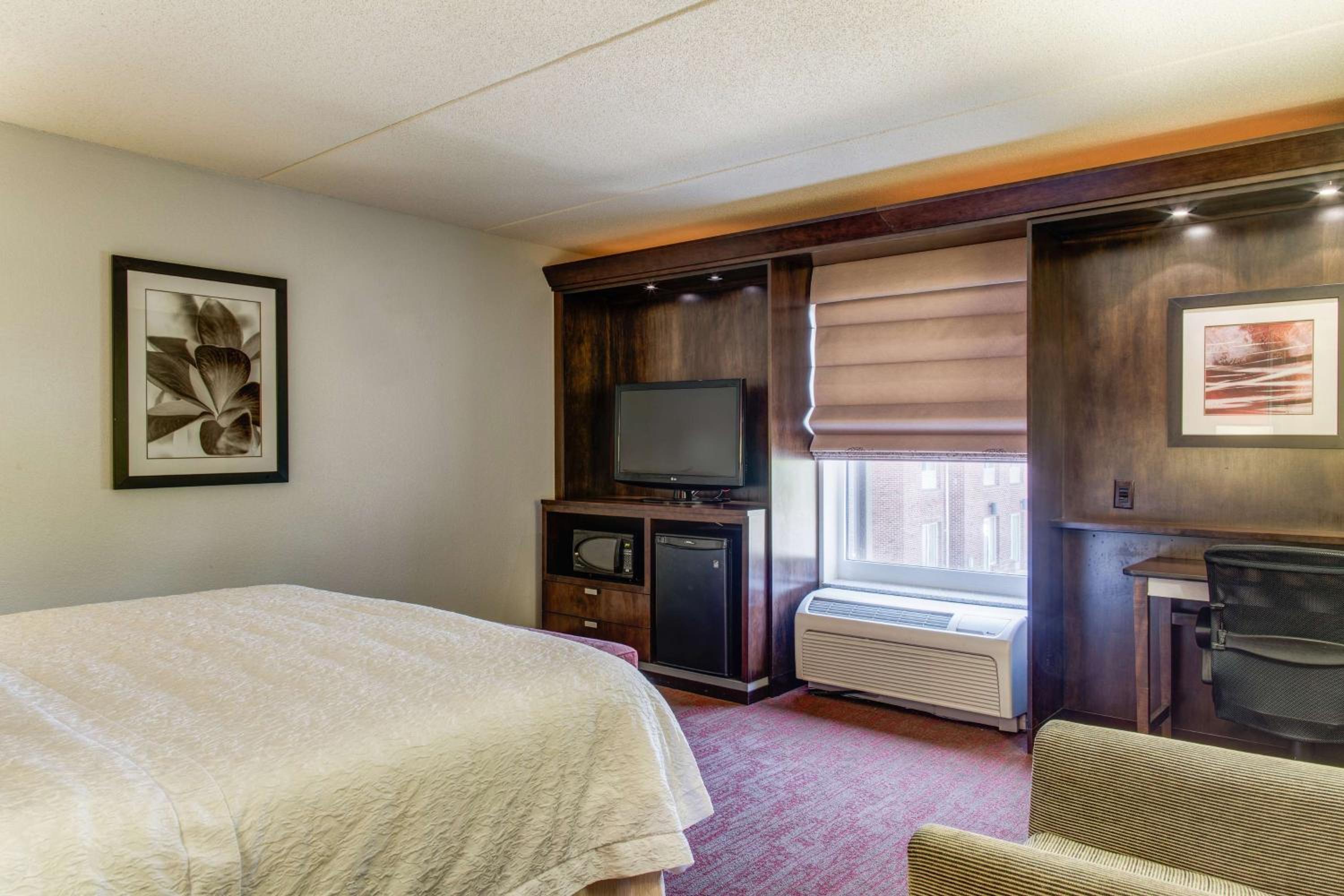 King Room with King Bed - Non-Smoking - Photo 3