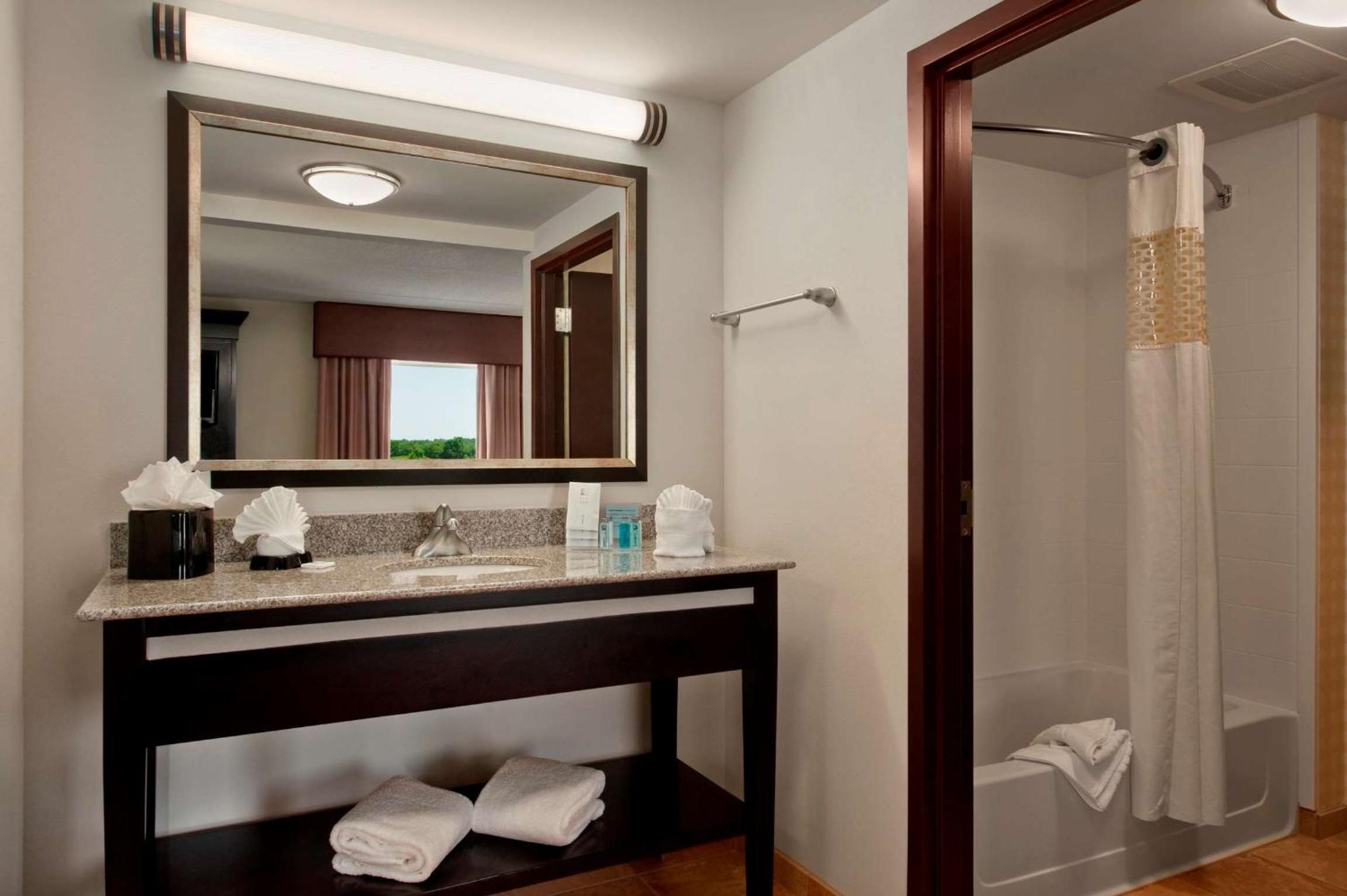 King Room with Accessible Tub - Mobility and Hearing Access/Non-Smoking - Photo 2