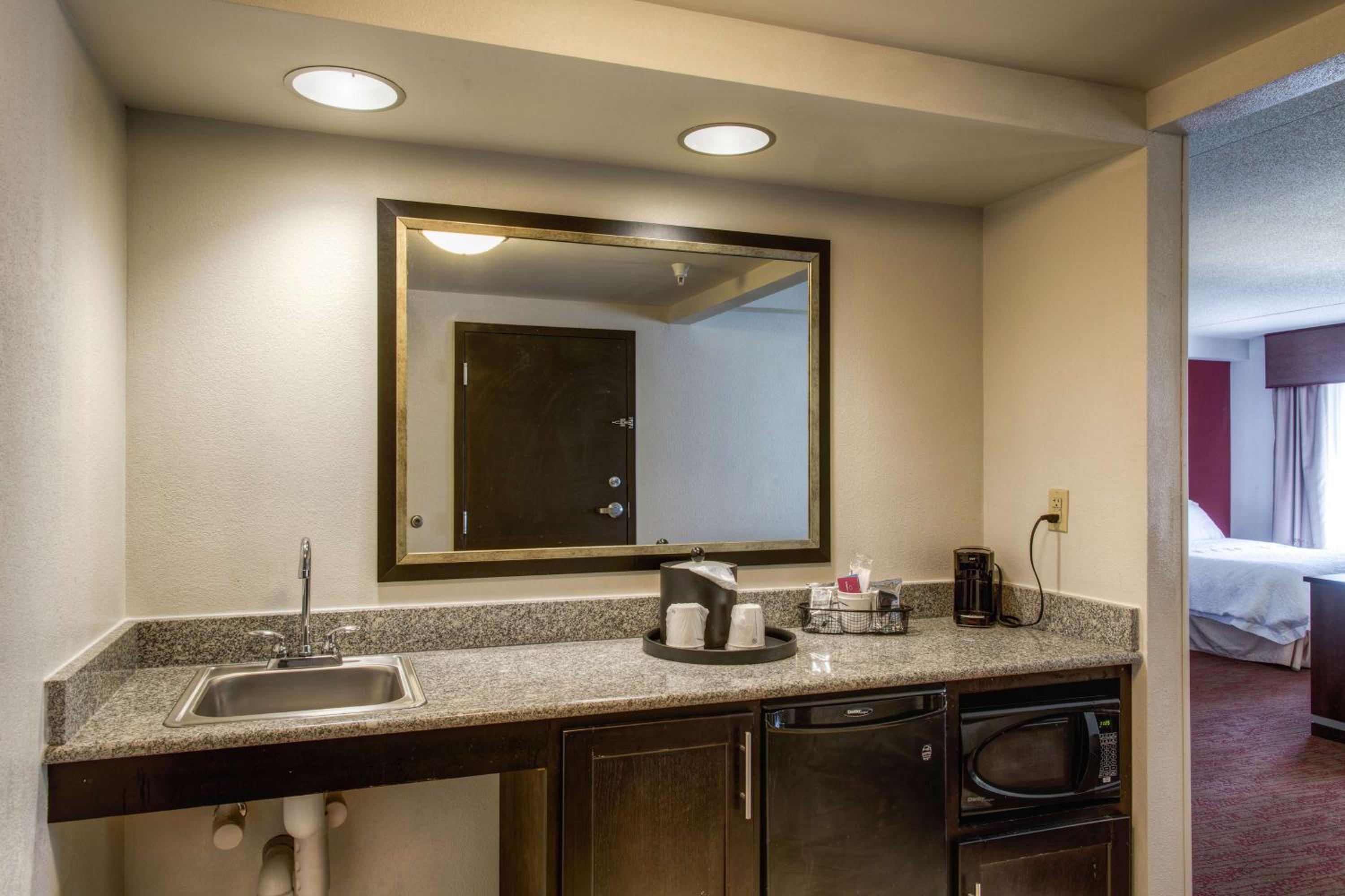 Queen Room with Two Queen Beds and Roll-In Shower - Mobility and Hearing Access/Non-Smoking photo 3