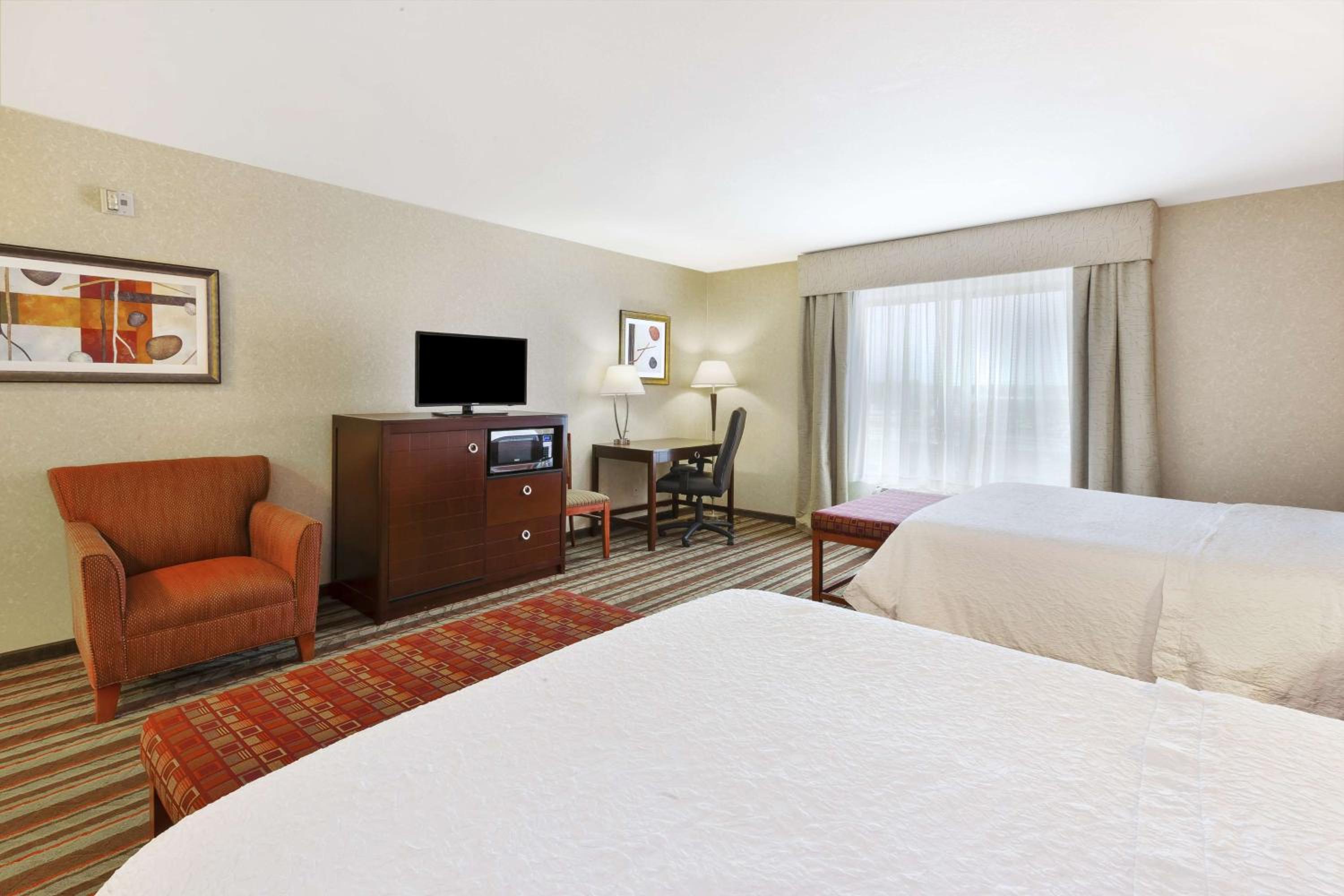 Queen Room with Two Queen Beds - Hearing Access/Non-Smoking photo 1