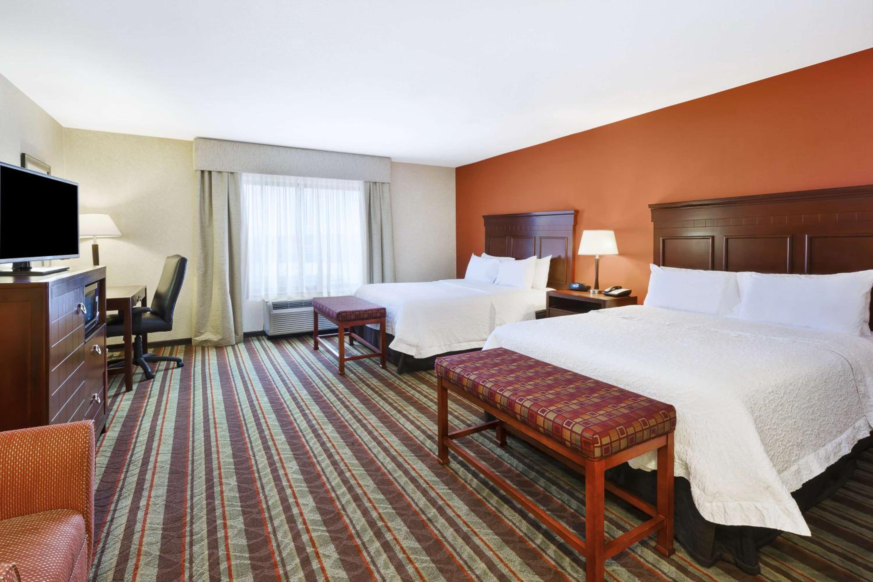 Queen Room with Two Queen Beds - Hearing Access/Non-Smoking photo 3