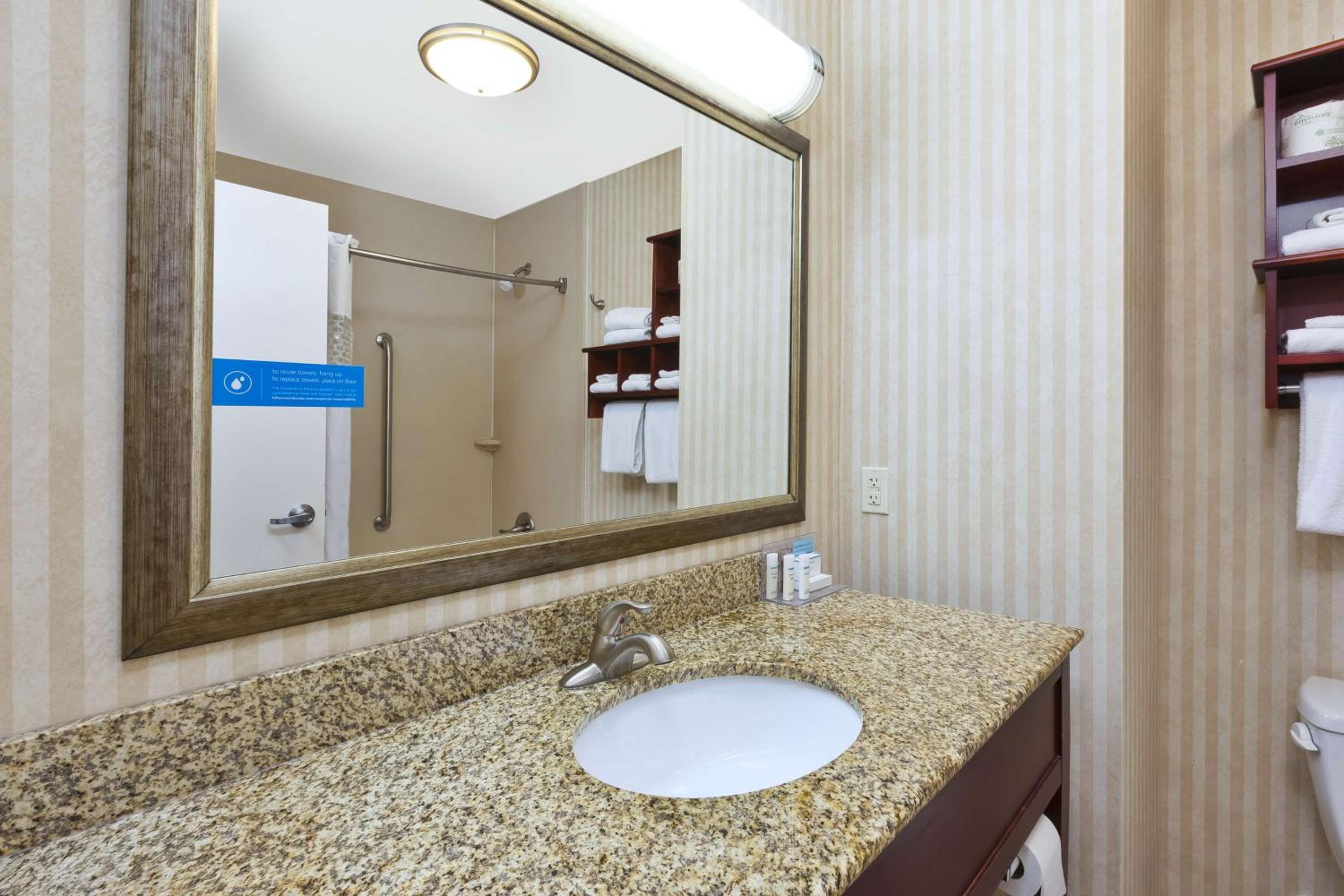 Queen Room with Two Queen Beds - Hearing Access/Non-Smoking photo 2