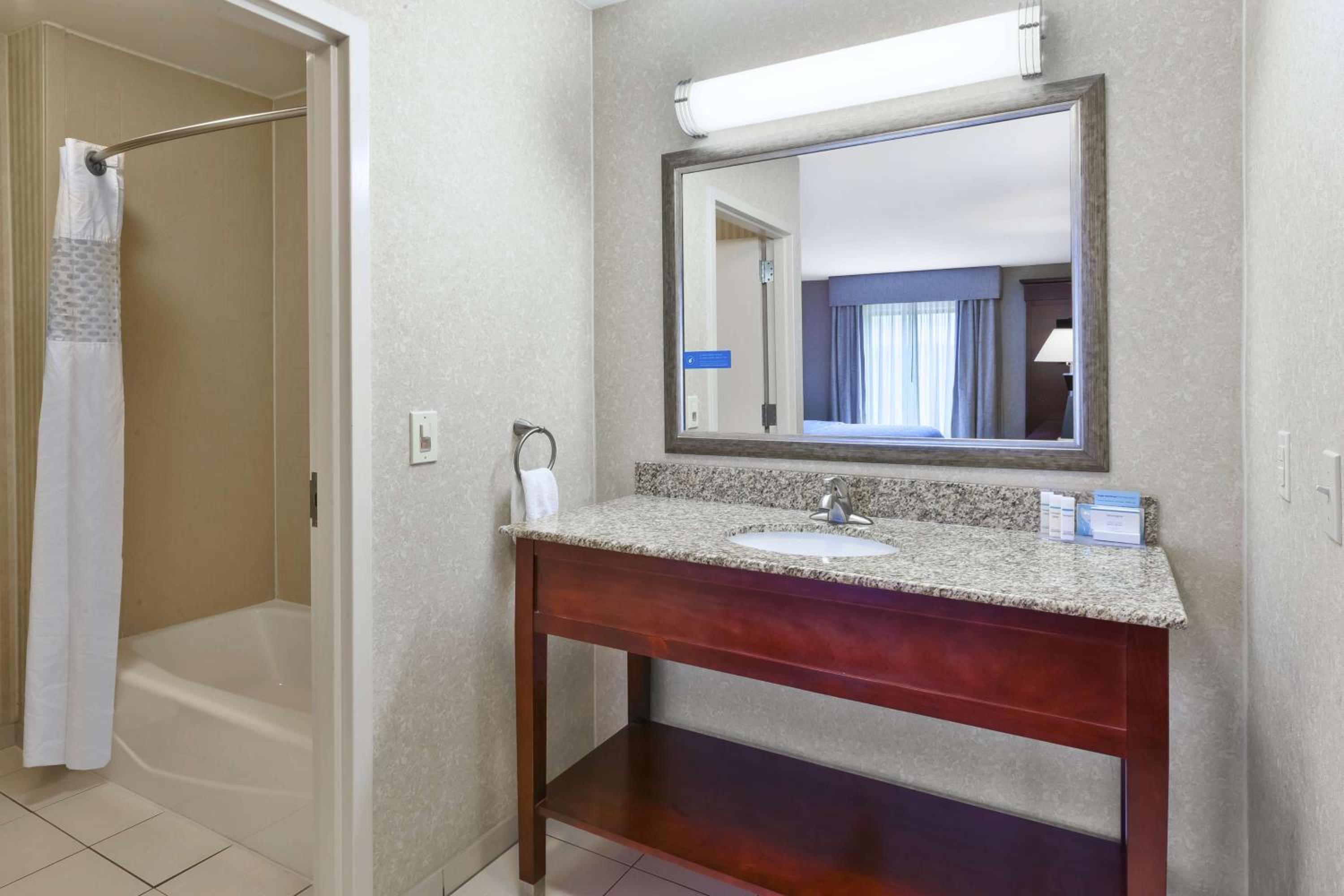 Queen Studio Suite with Two Queen Beds - Non-Smoking photo 3