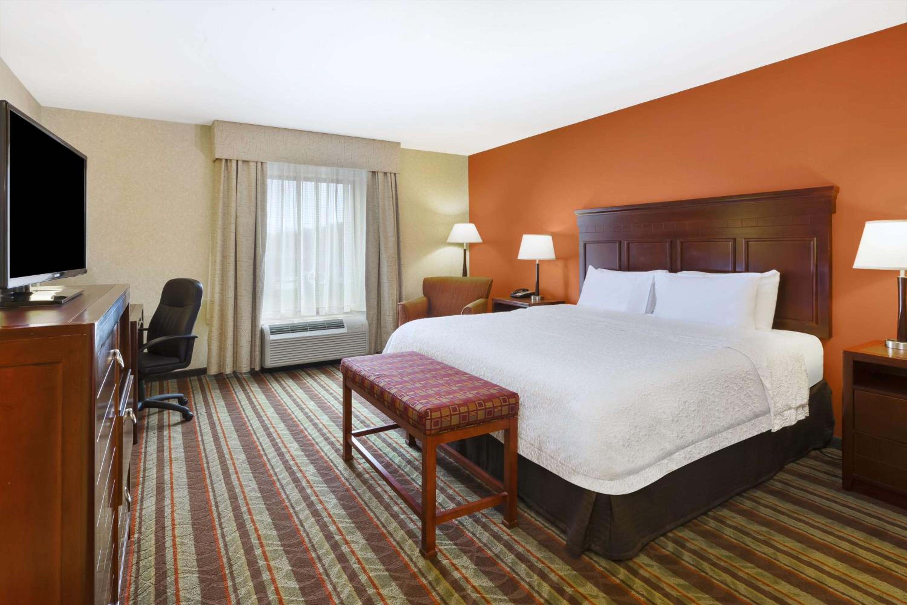 King Room with Roll-In Shower - Mobility and Hearing Access/Non-Smoking photo 3