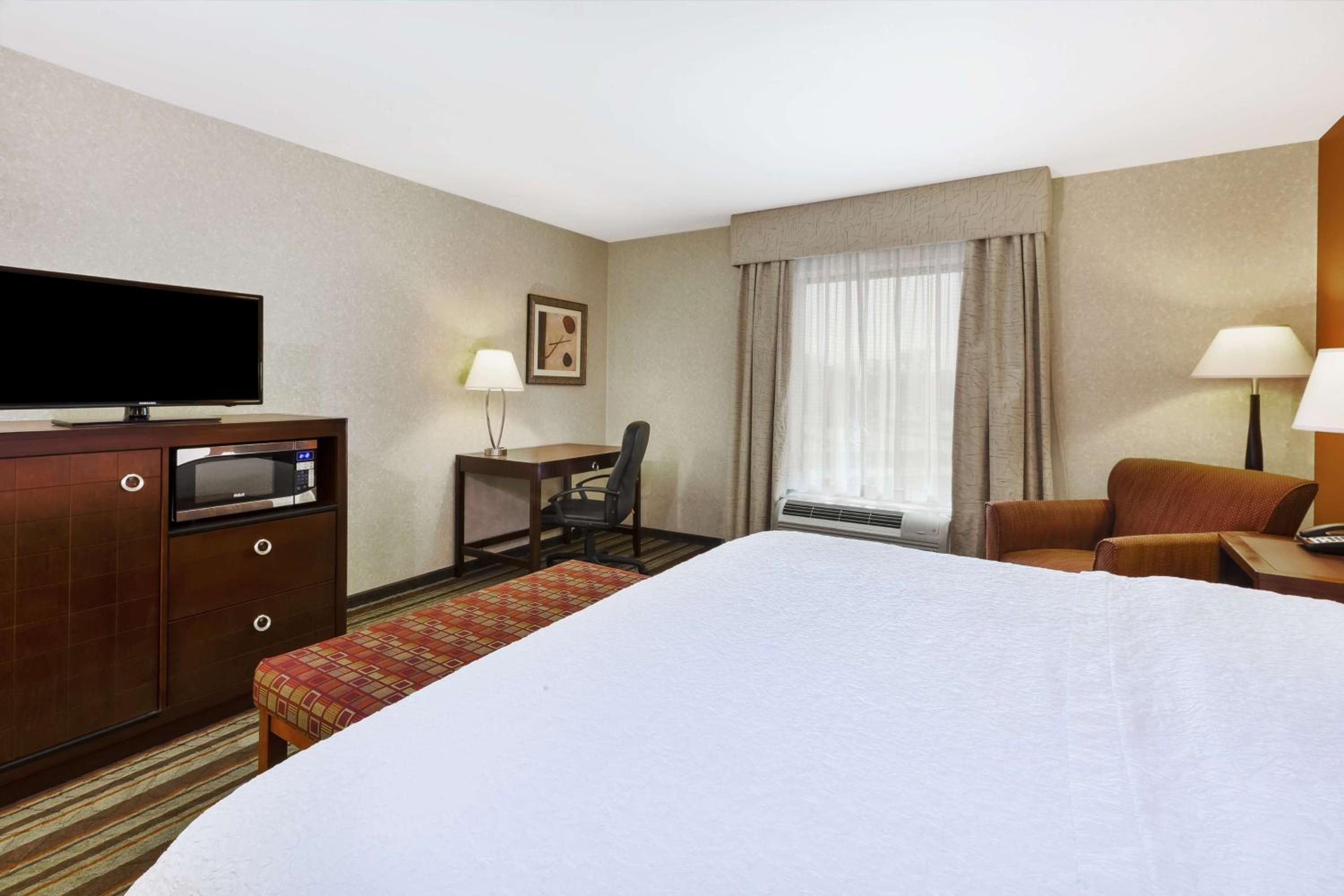King Room with Accessible Tub - Mobility and Hearing Access/Non-Smoking photo 3