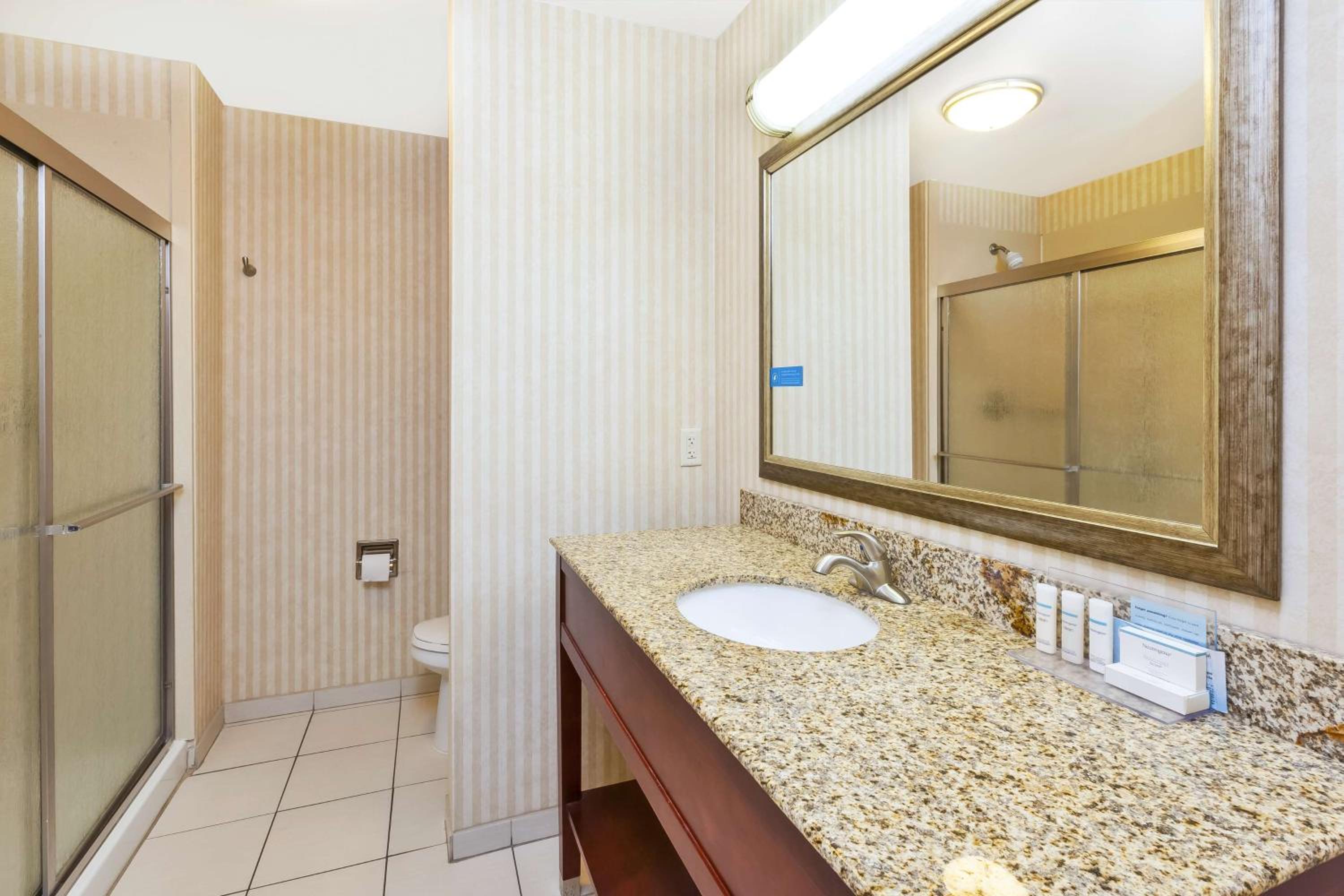 King Room - Hearing Accessible photo 3