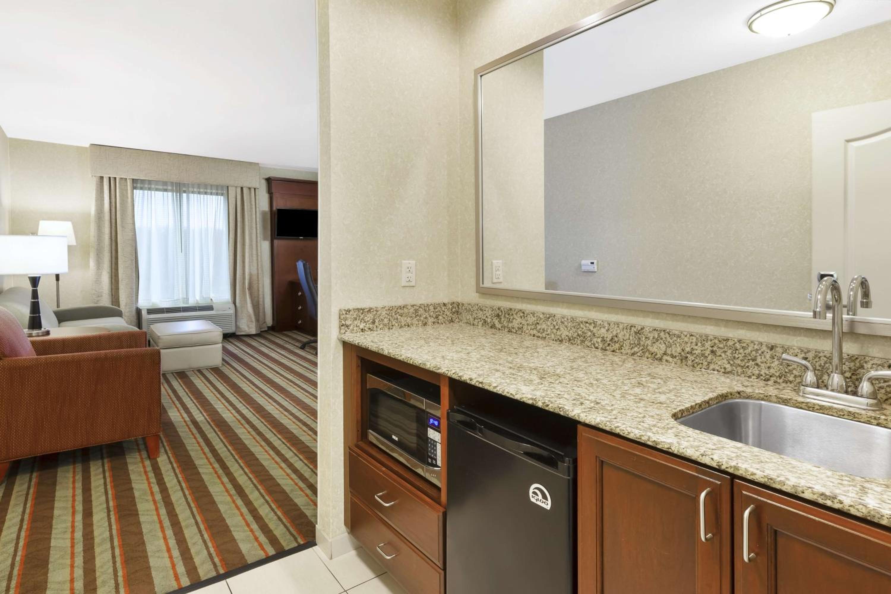 Queen Studio Suite with Two Queen Beds - Non-Smoking photo 2