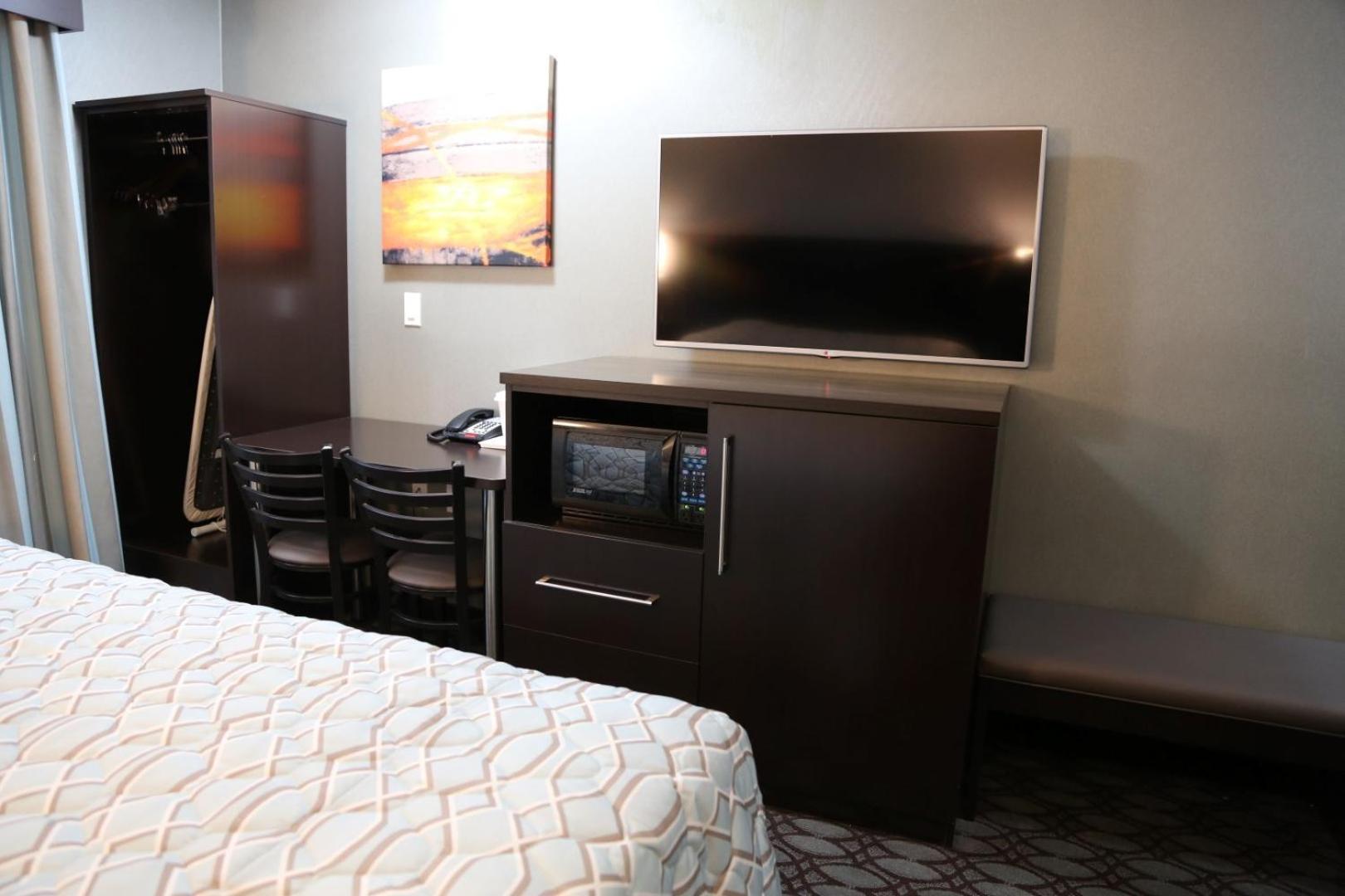 King Room - Non-Smoking - Photo 7