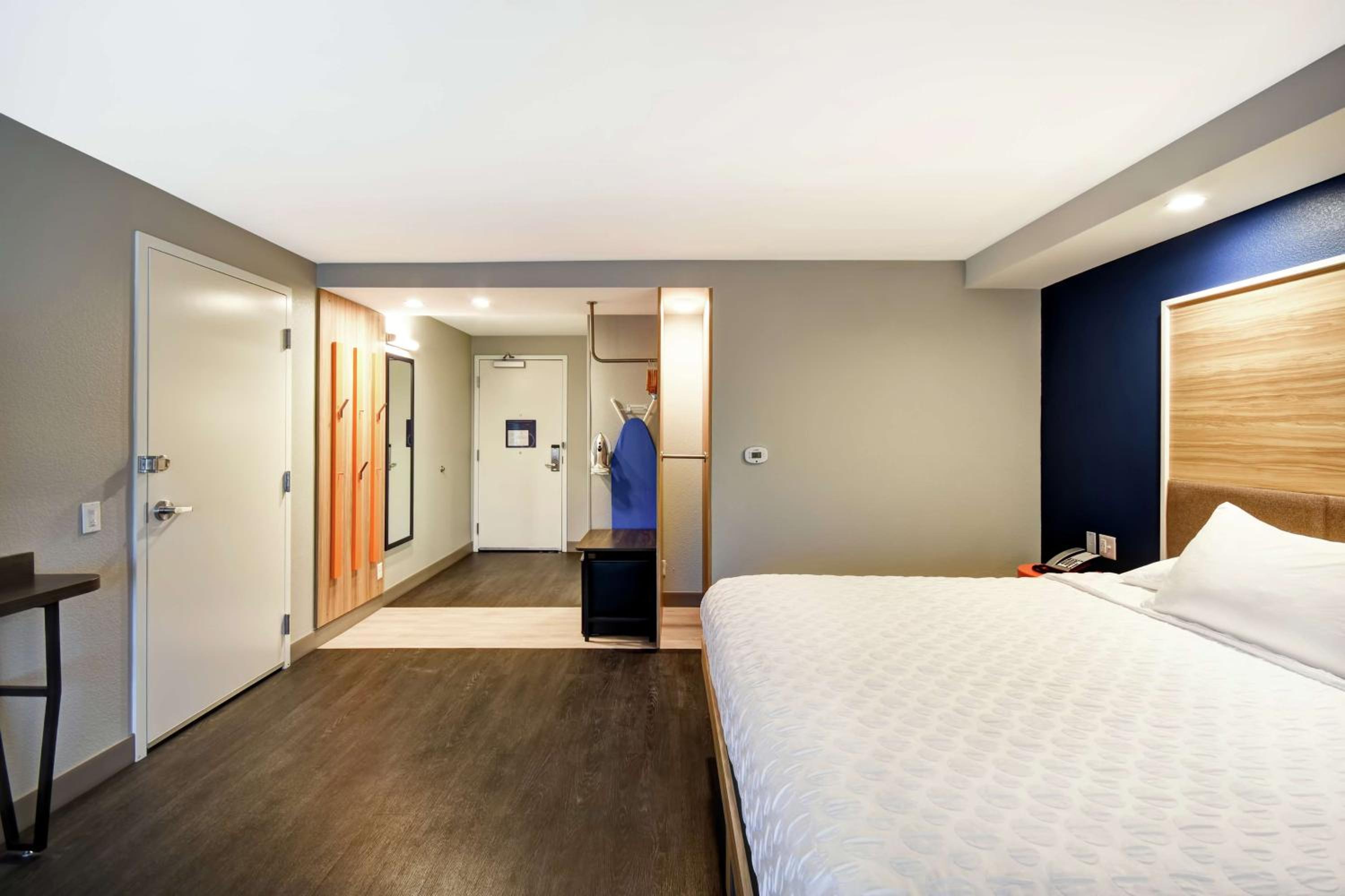 King Room with Roll-In Shower - Mobility Access