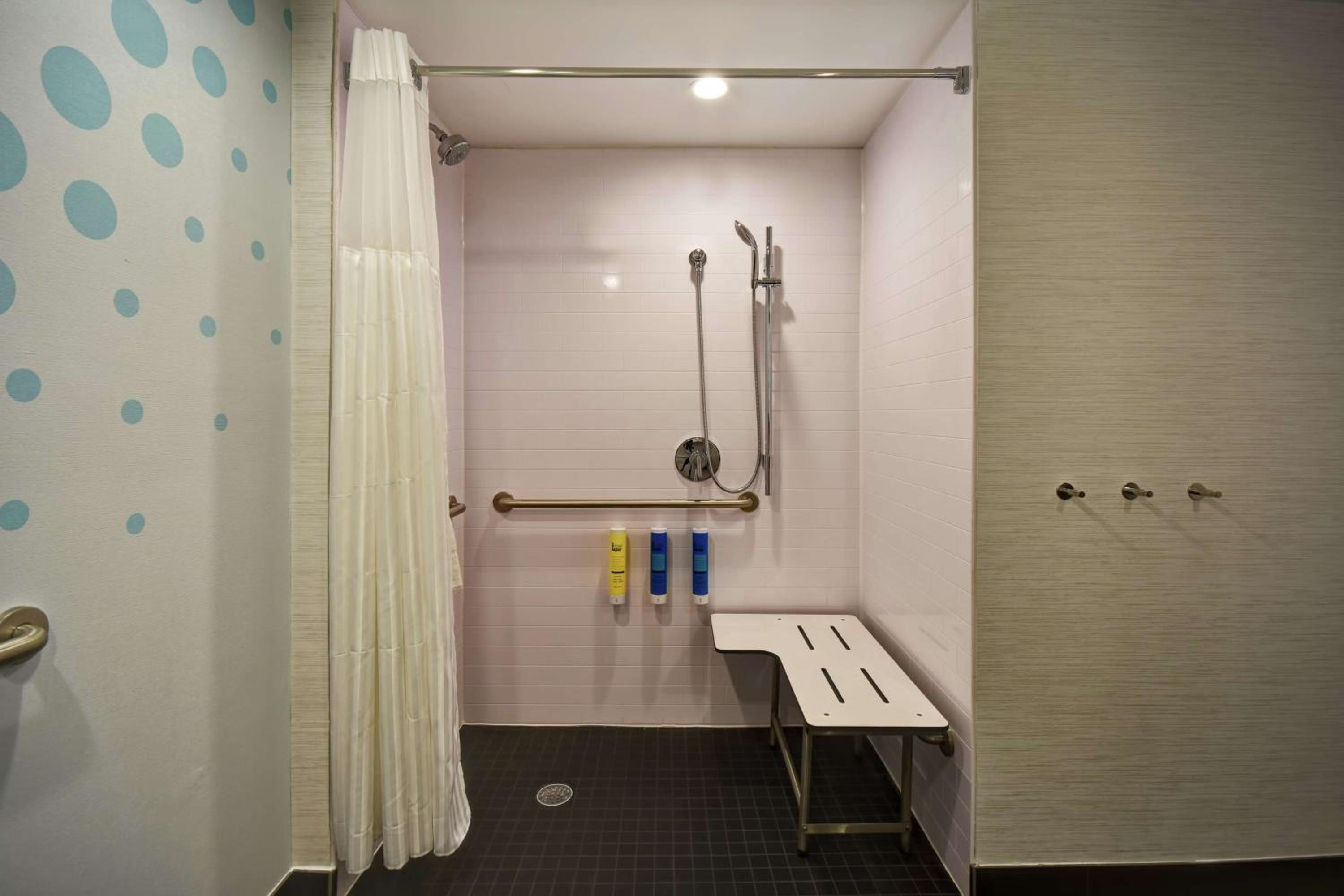 King Room with Roll-In Shower - Mobility Access photo 3