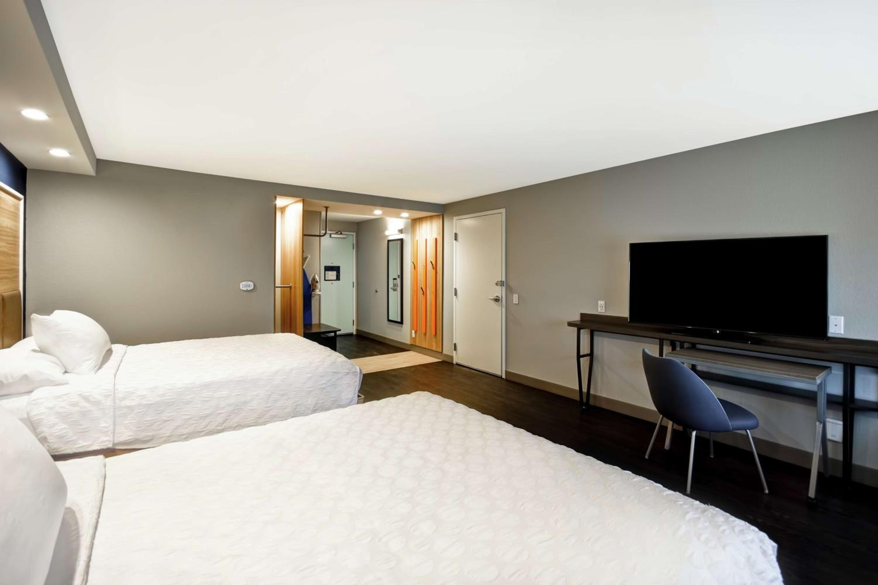 Queen Room with Two Queen Beds and Roll-In Shower - Mobility Access/Non-Smoking photo 3