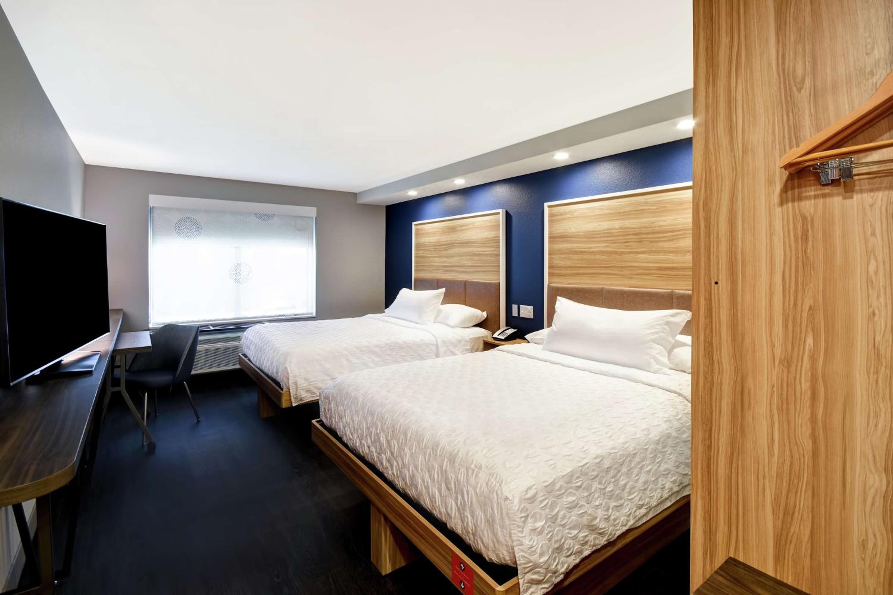Queen Room with Two Queen Beds - Hearing Access photo 2
