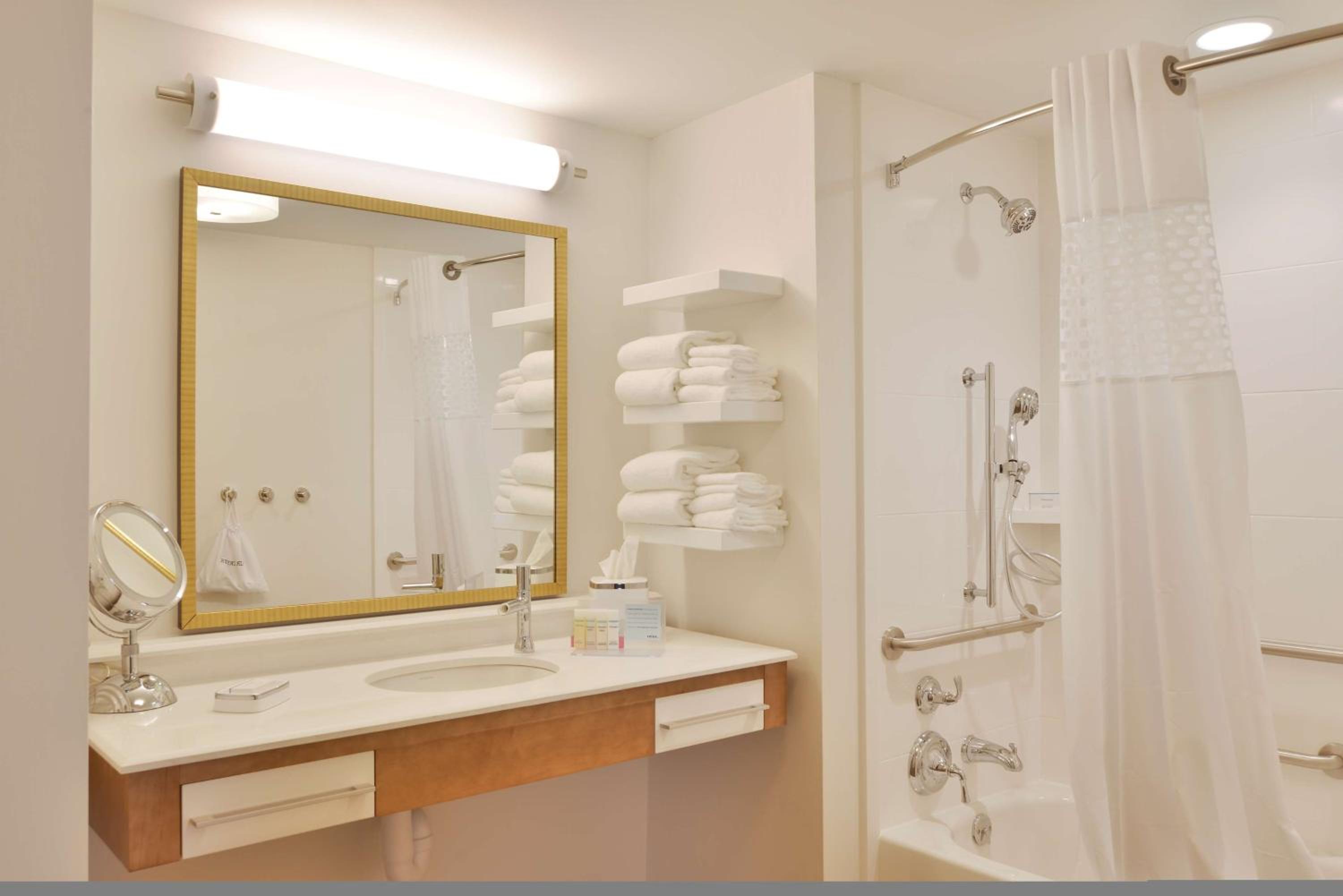 Queen Room with Two Queen Beds - Hearing Access/Non-Smoking photo 2
