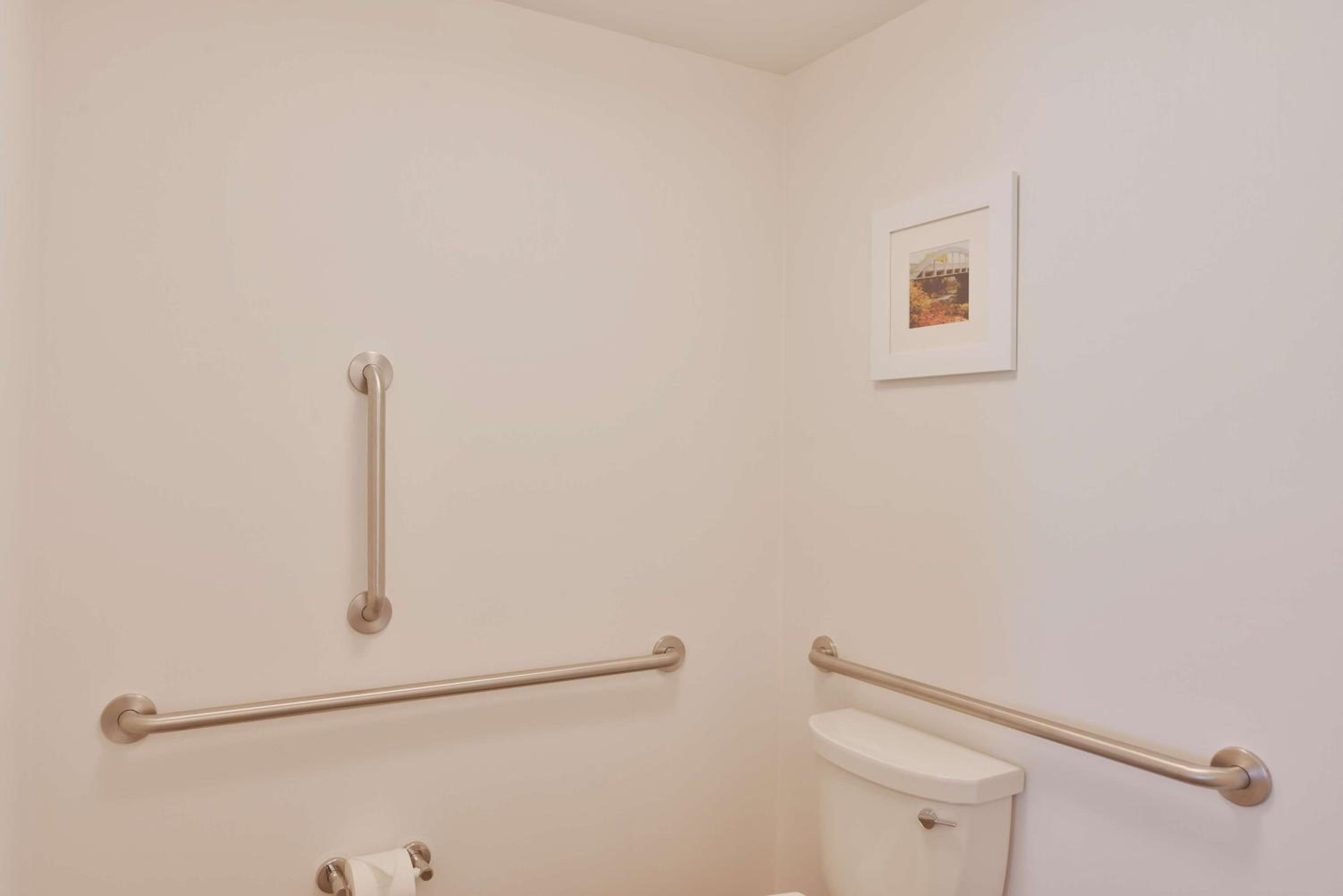 Queen Room with Two Queen Beds - Hearing Access/Non-Smoking photo 3