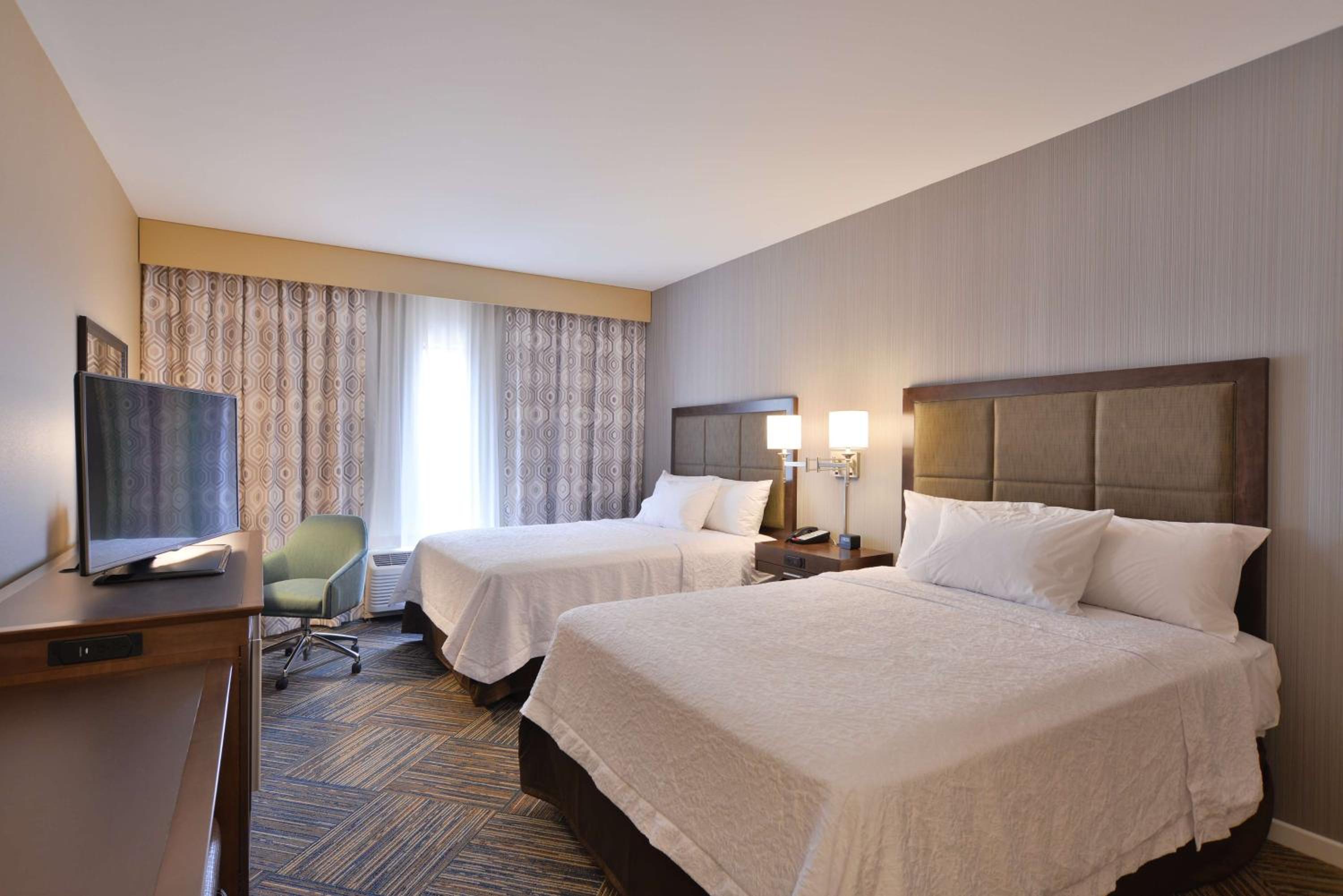 Queen Room with Two Queen Beds (4 Adults) photo 1