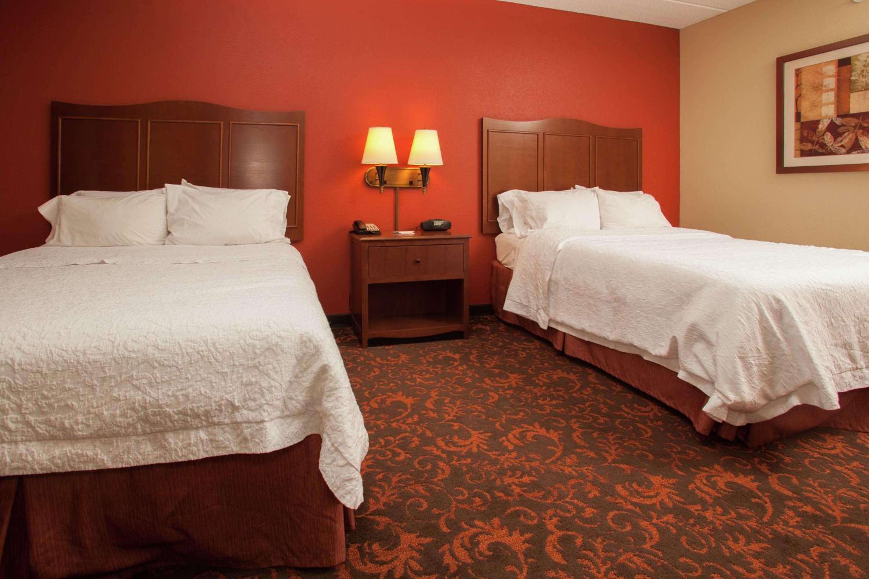 Queen Room with Two Queen Beds - Non-Smoking - Photo 3