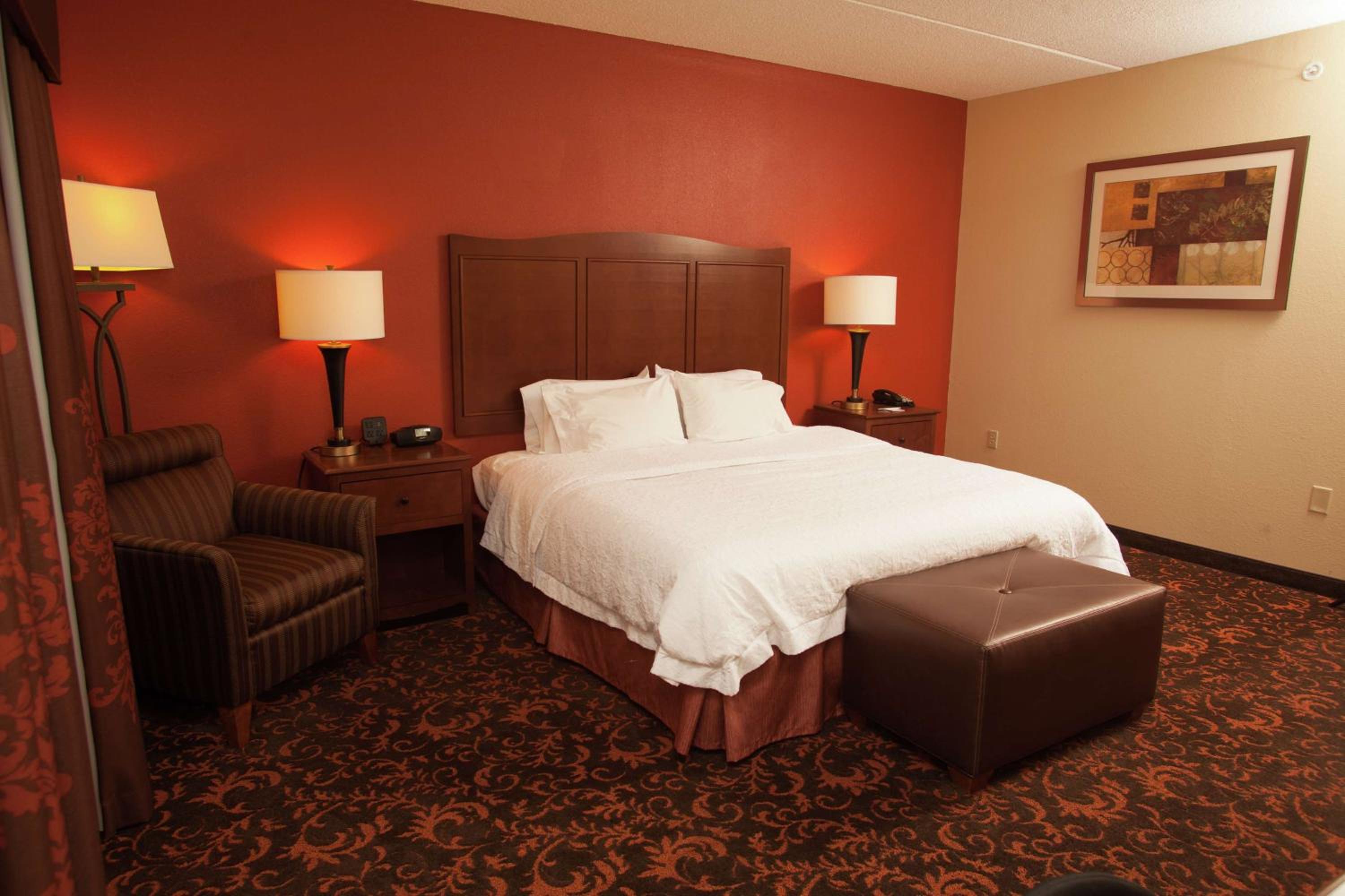 King Room with Accessible Tub - Mobility and Hearing Access/Non-Smoking - Photo 3