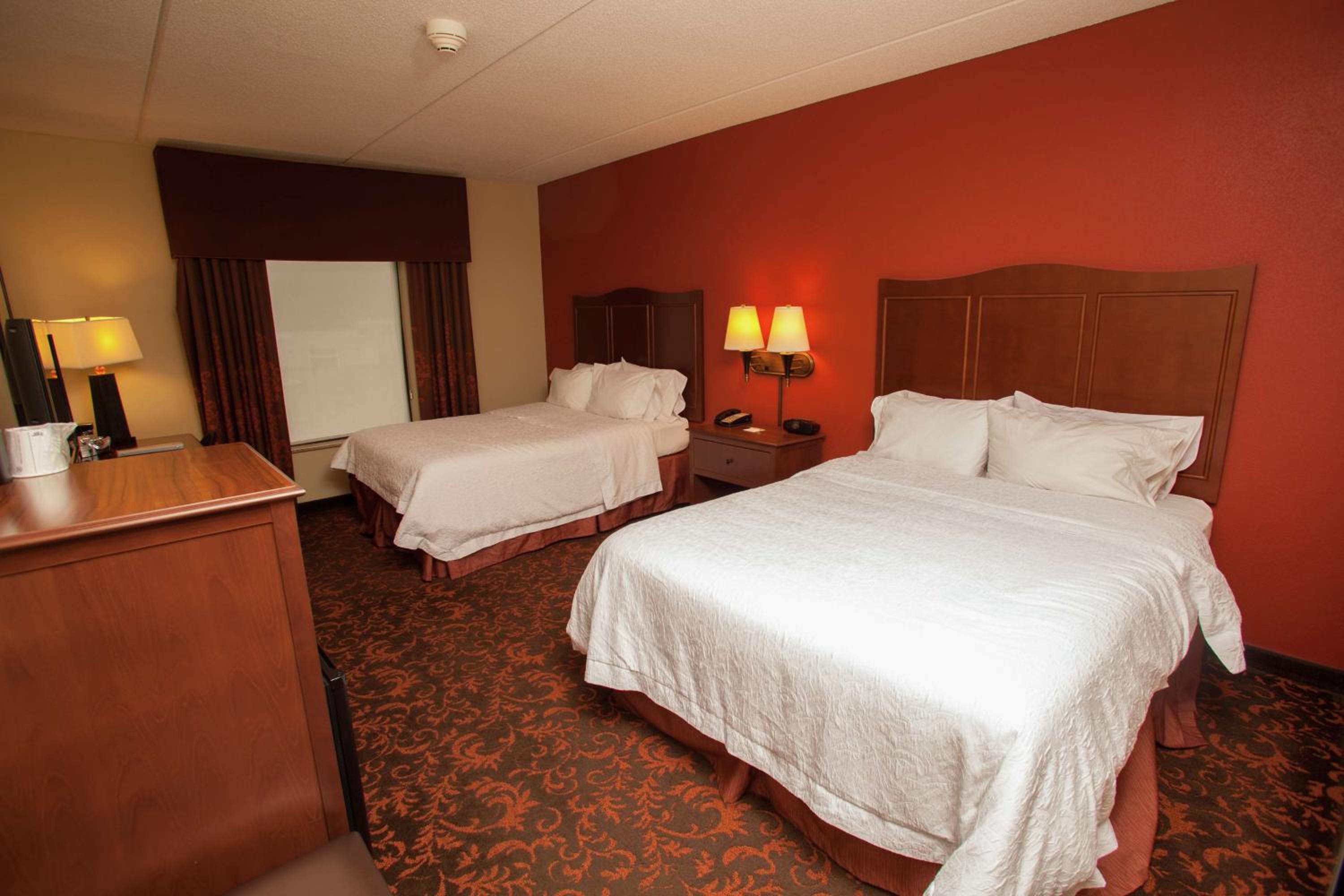 Queen Room with Two Queen Beds - Non-Smoking - Photo 4