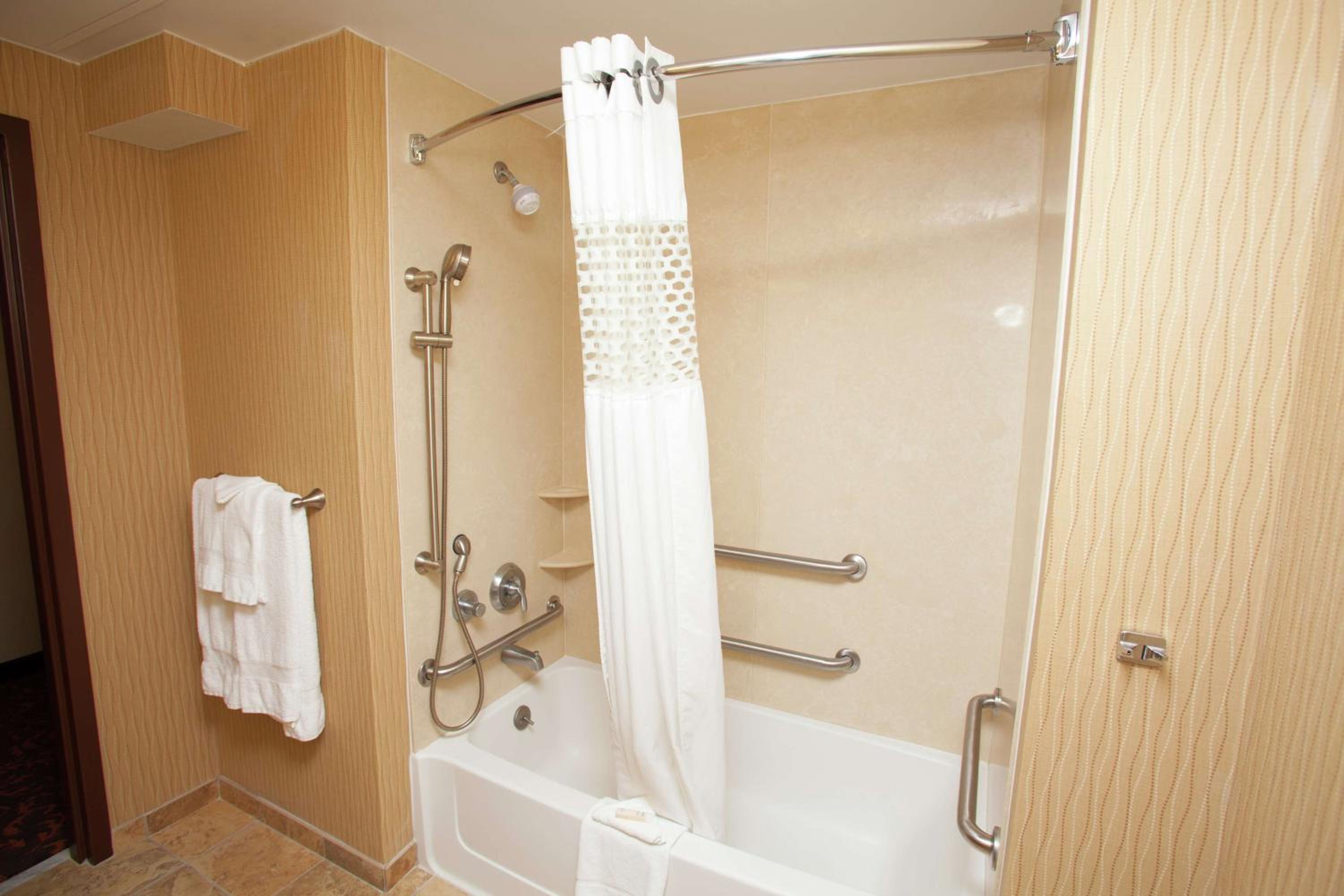 King Room with Accessible Tub - Mobility and Hearing Access/Non-Smoking - Photo 2