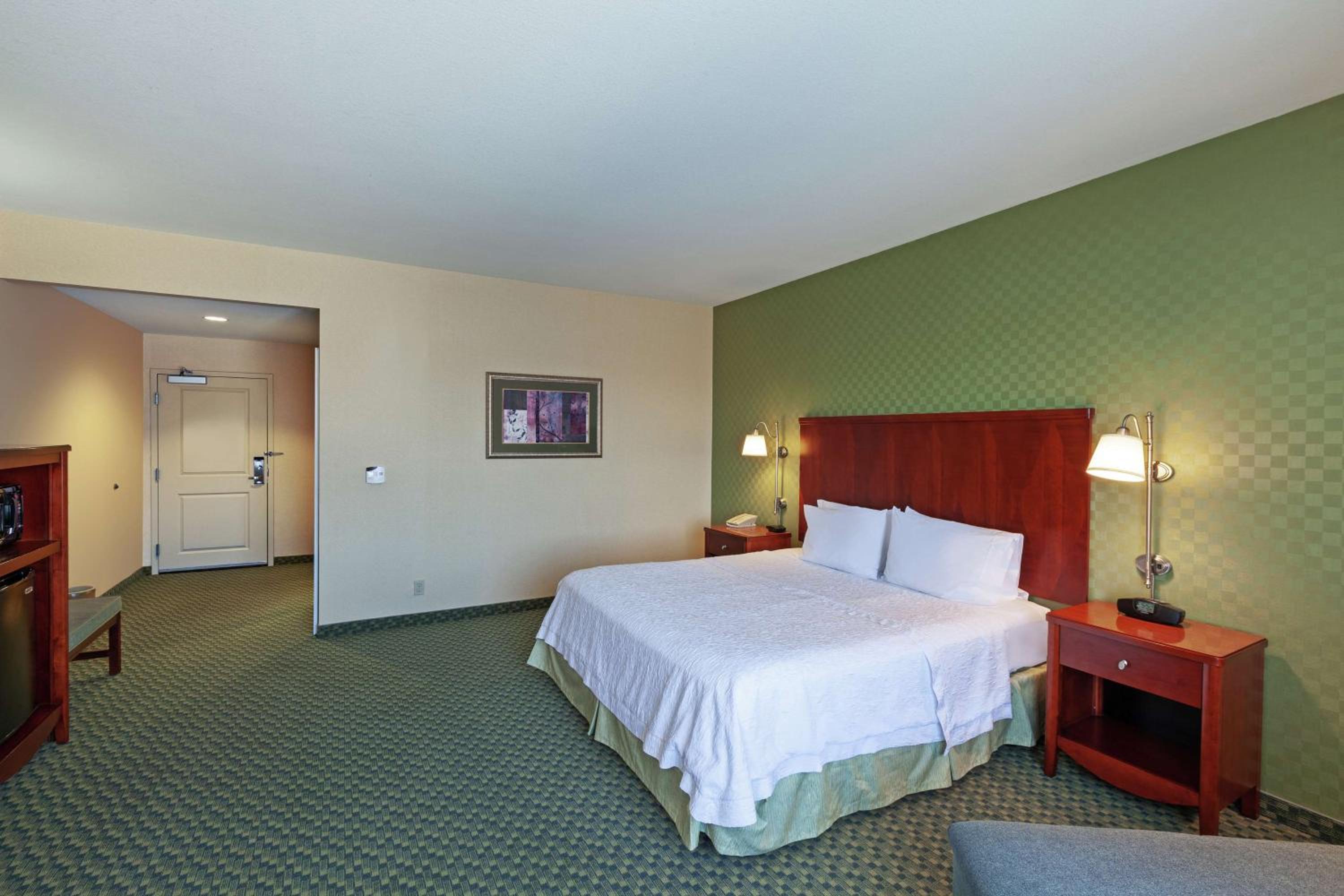 King Room with King Bed - Non-Smoking - Photo 1