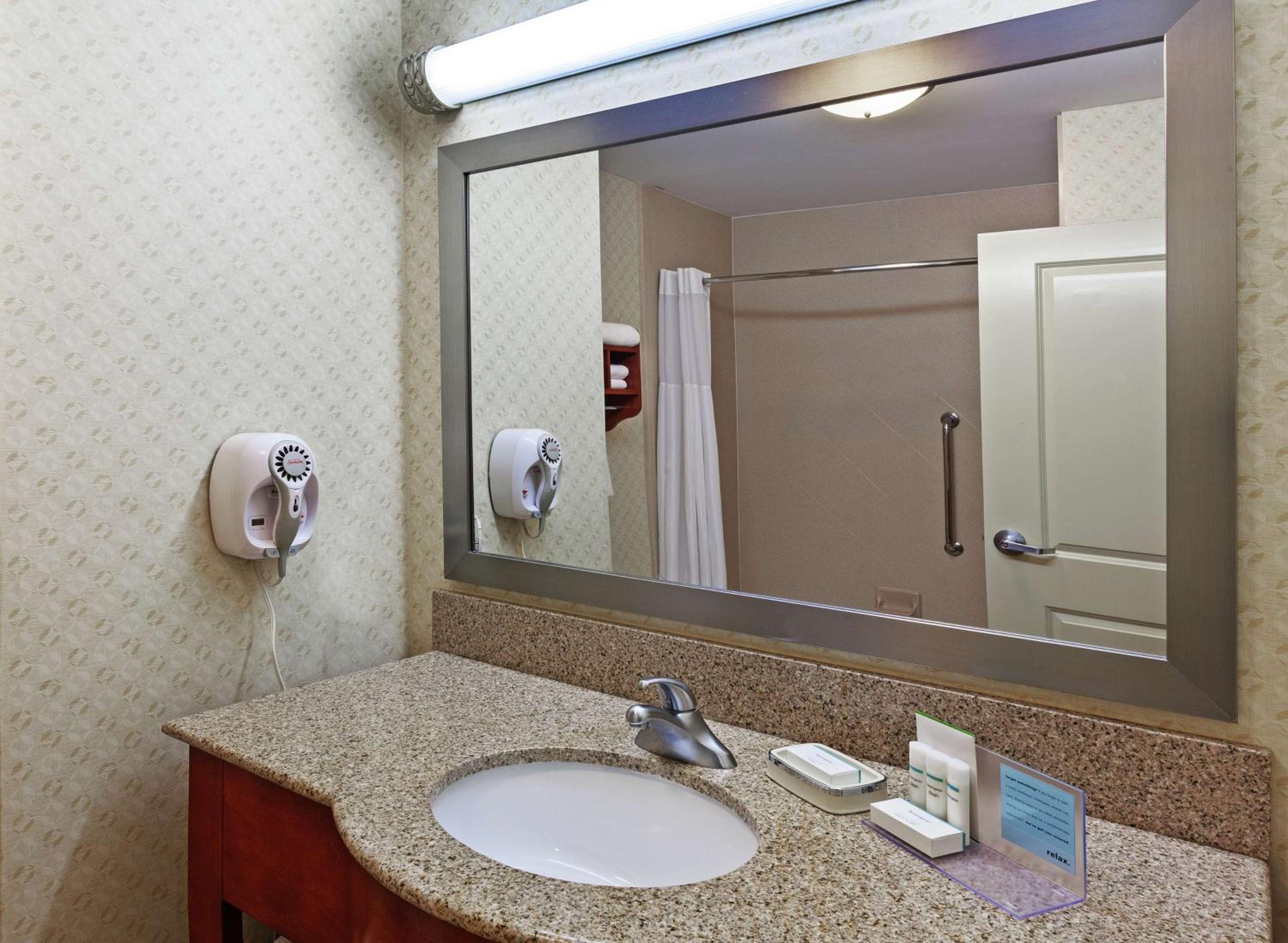 Room with Two Queen Beds - Non-Smoking - Photo 3