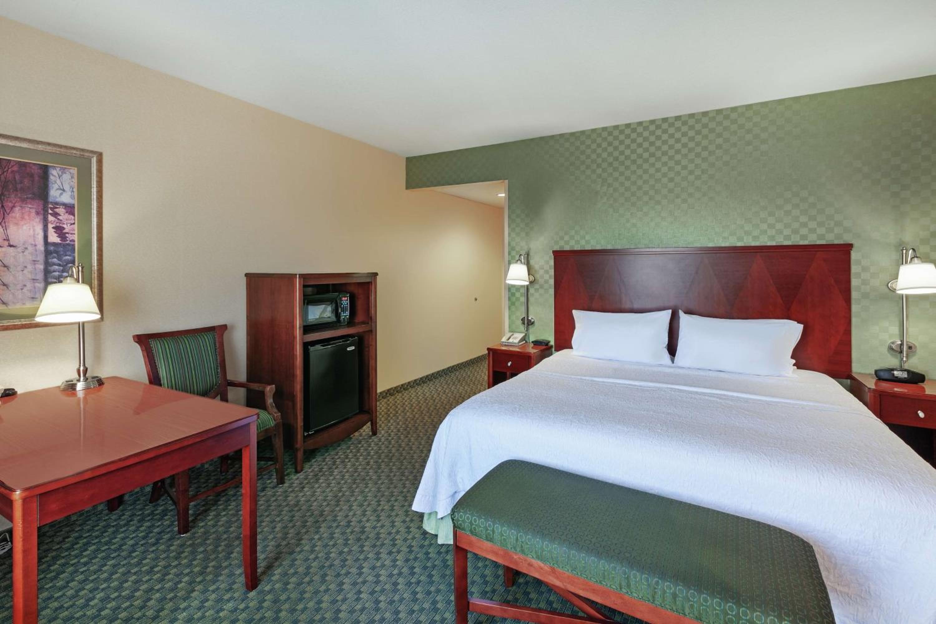 King Room with King Bed - Non-Smoking - Photo 2