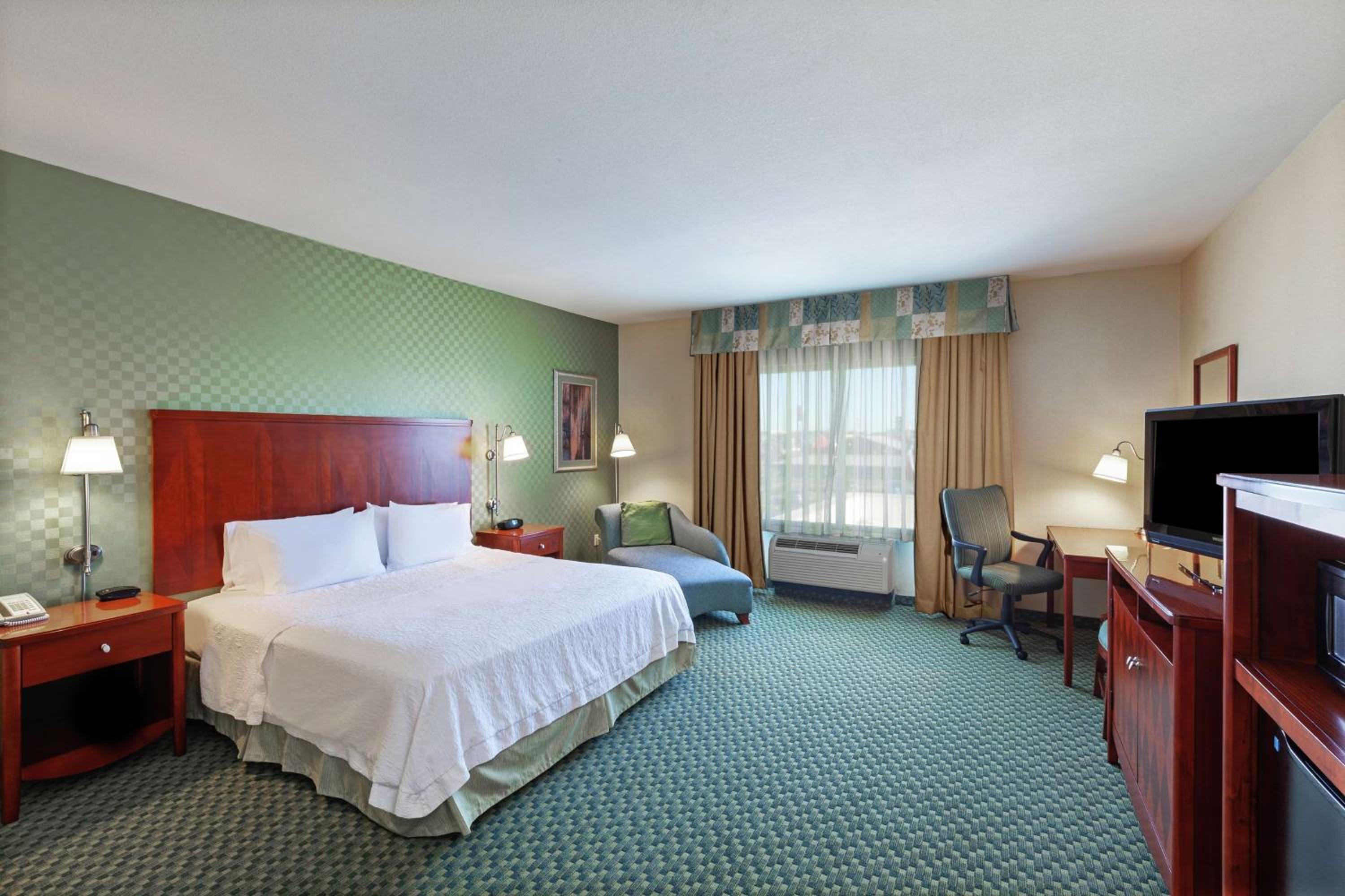 King Room with King Bed - Non-Smoking - Photo 3