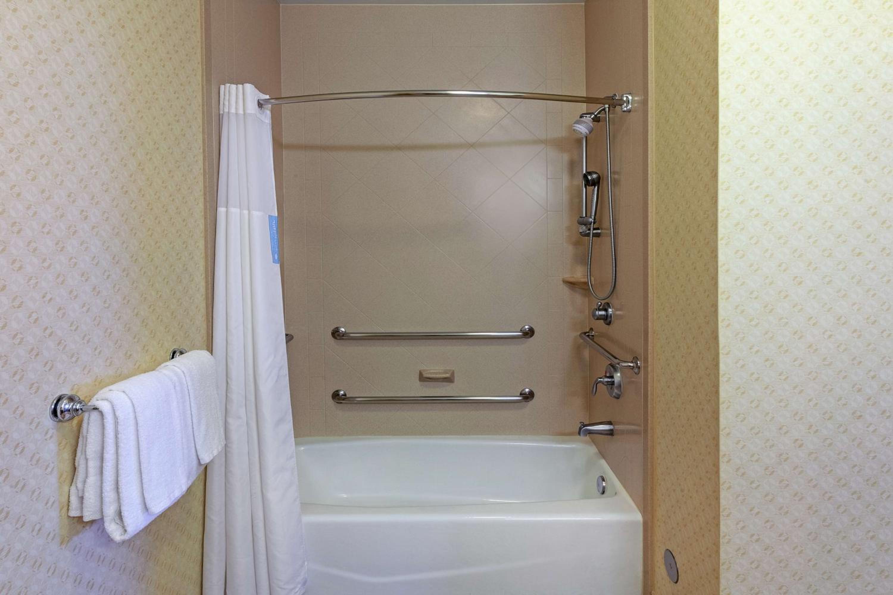 King Room with Accessible Tub - Mobility and Hearing Access/Non-Smoking - Photo 2