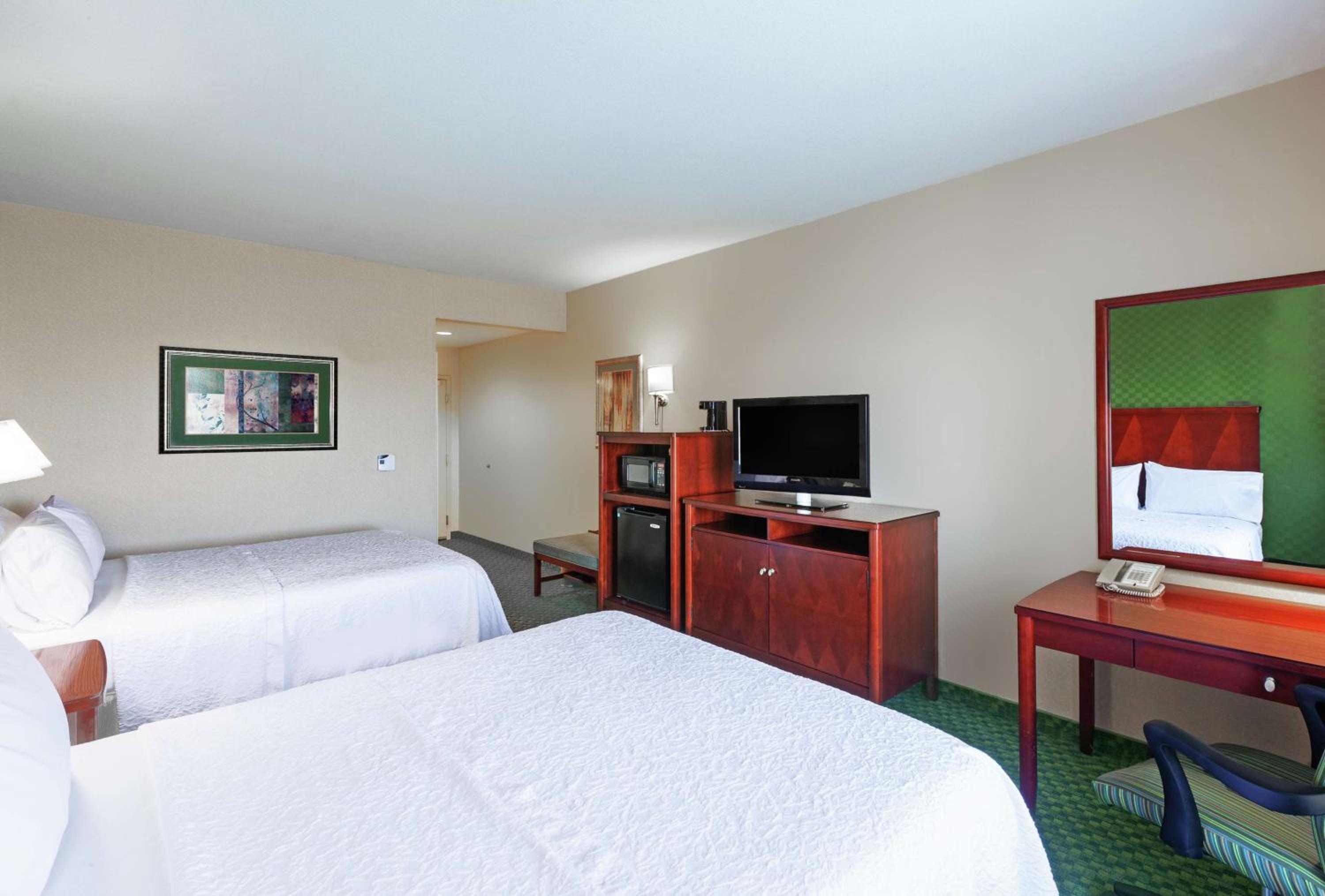 Room with Two Queen Beds - Non-Smoking - Photo 2