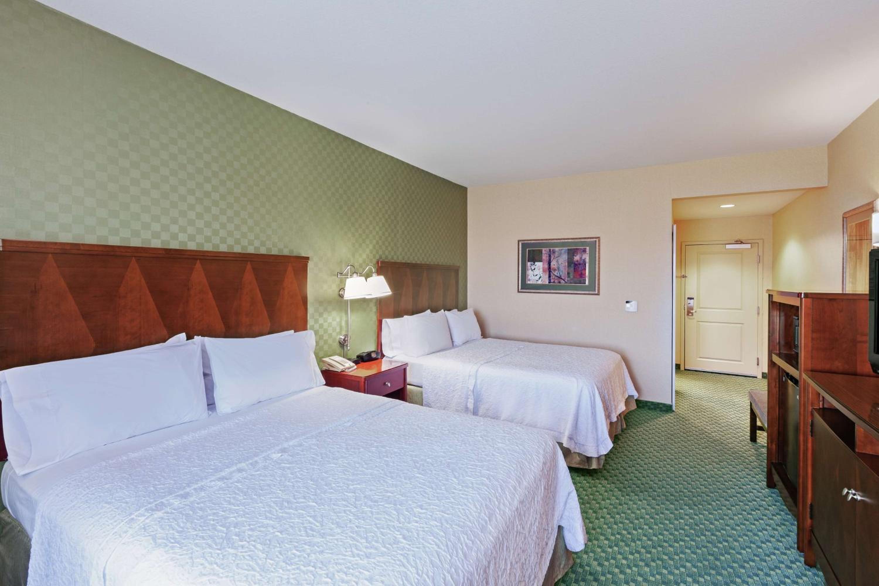 Room with Two Queen Beds - Non-Smoking - Photo 4