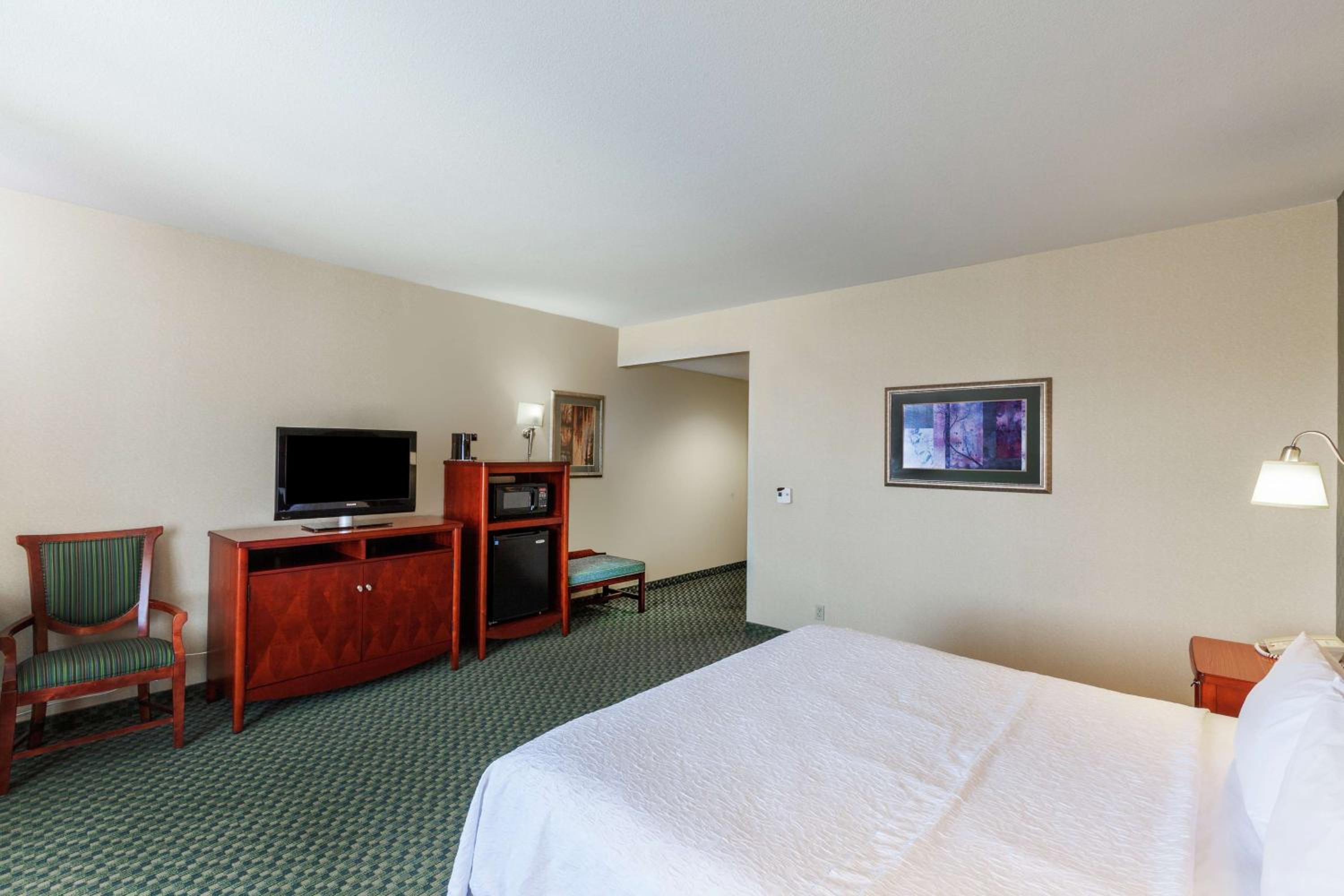King Room with King Bed - Non-Smoking - Photo 5