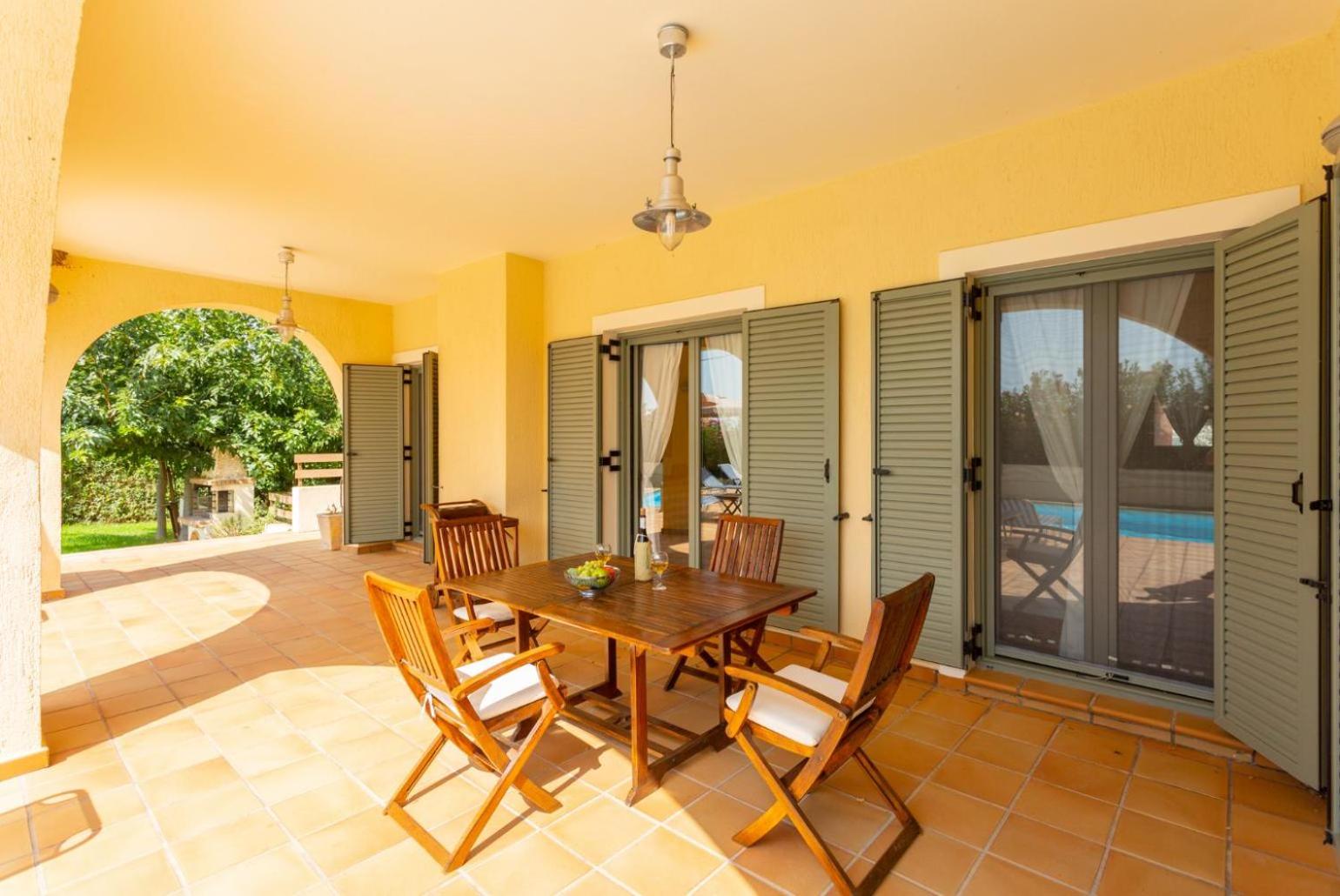 Villa photo 2