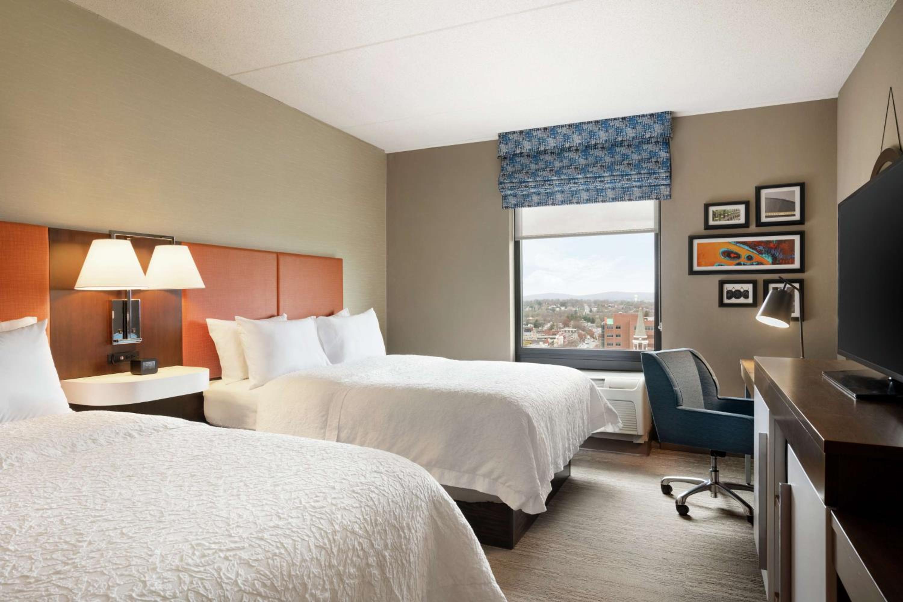 Room with Two Queen Beds - Non-Smoking - Photo 4