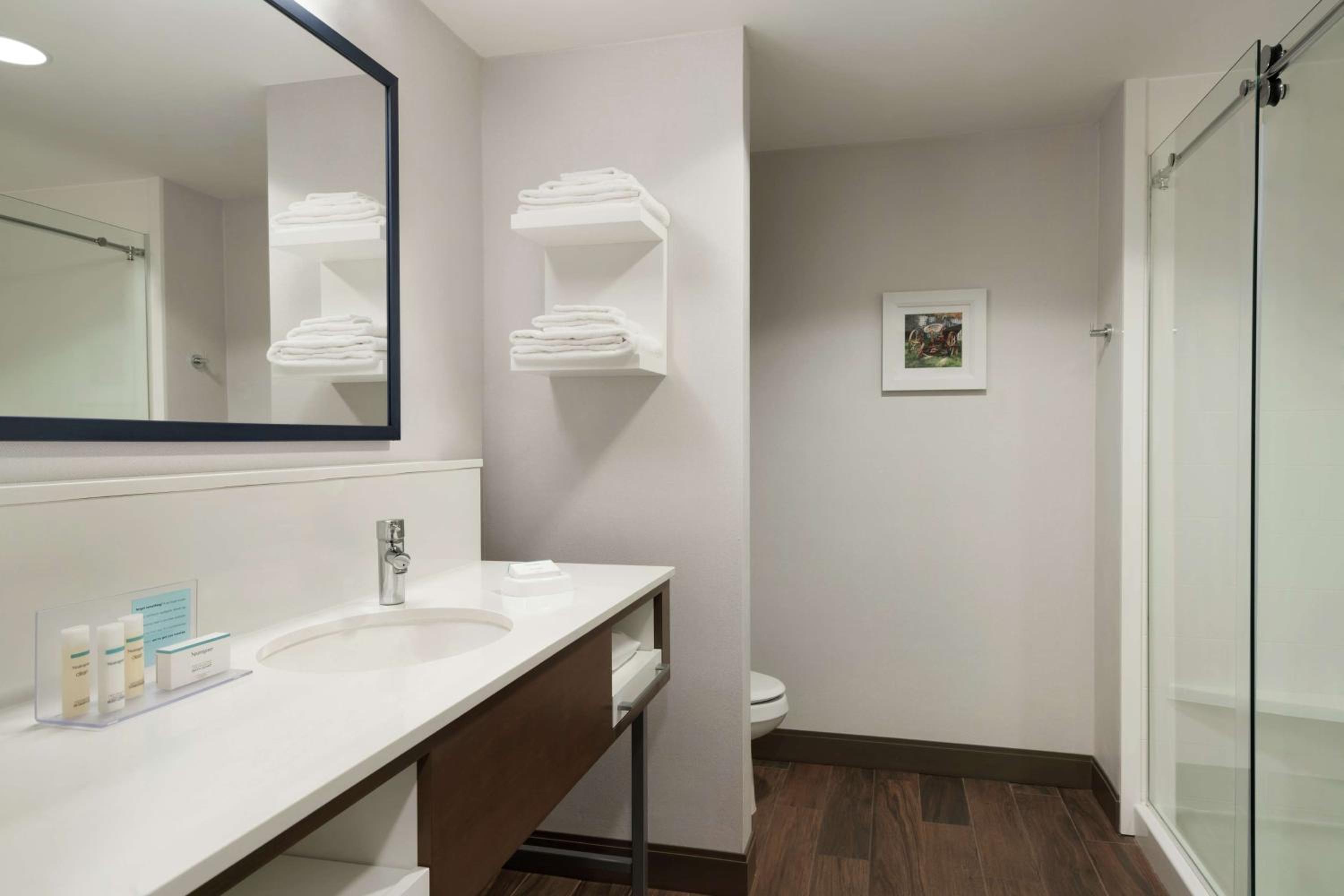 King Room with Shower - Non-Smoking - Photo 3