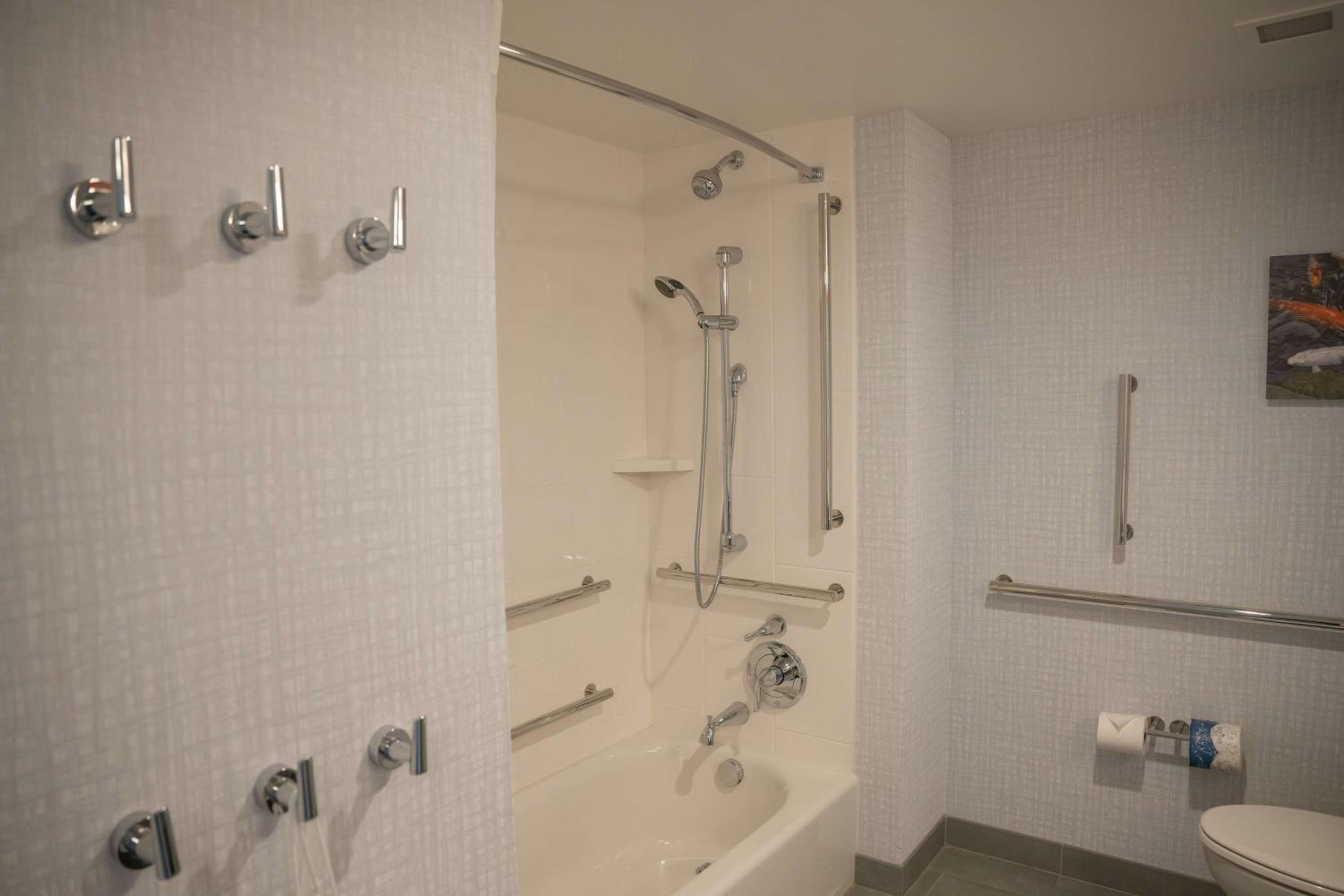Queen Room with Two Queen Beds and Bath Tub - Mobility Access